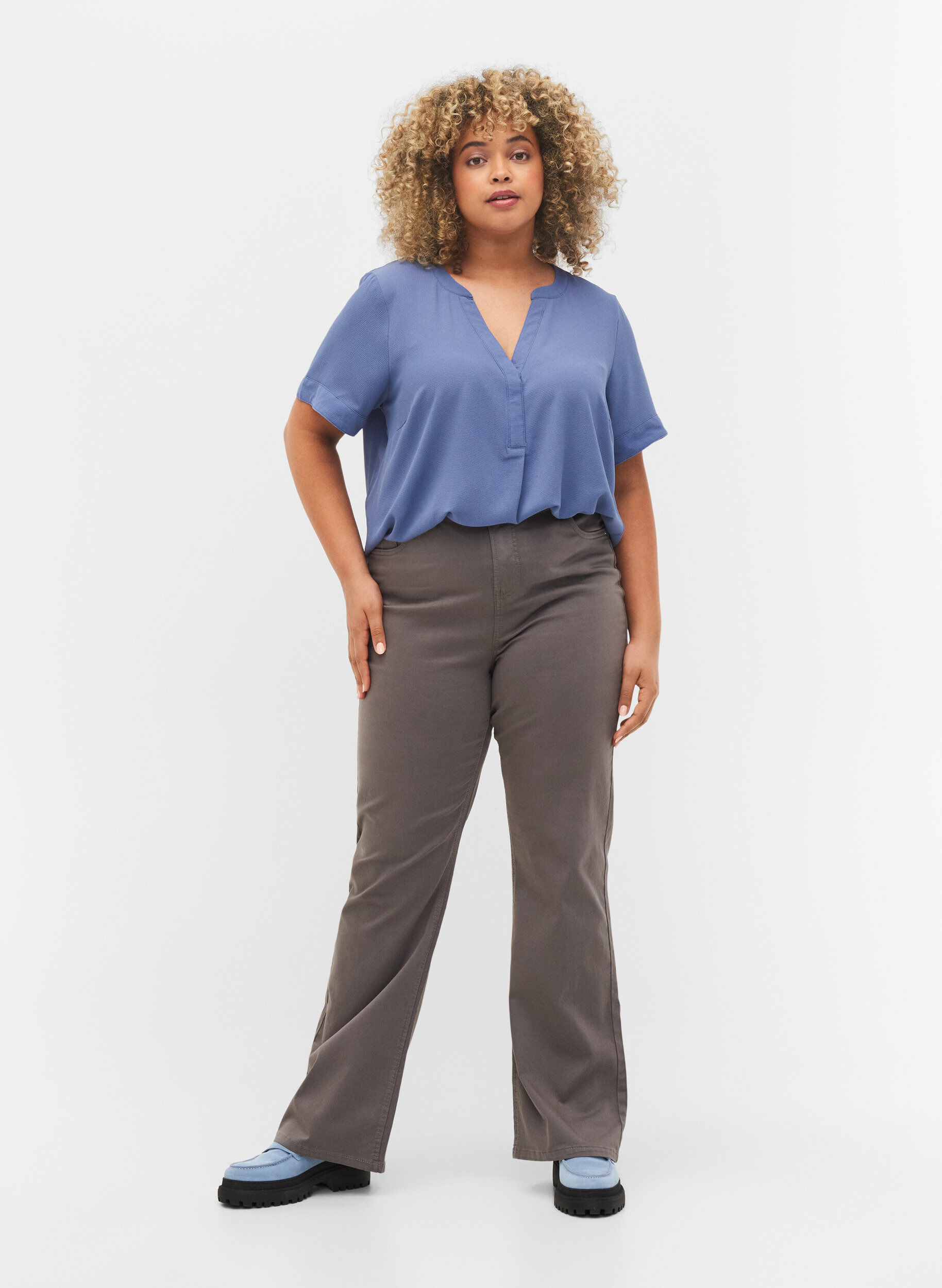 Zizzi Flared Jeans mit extra hoher Taille, Grau, Model image number 0