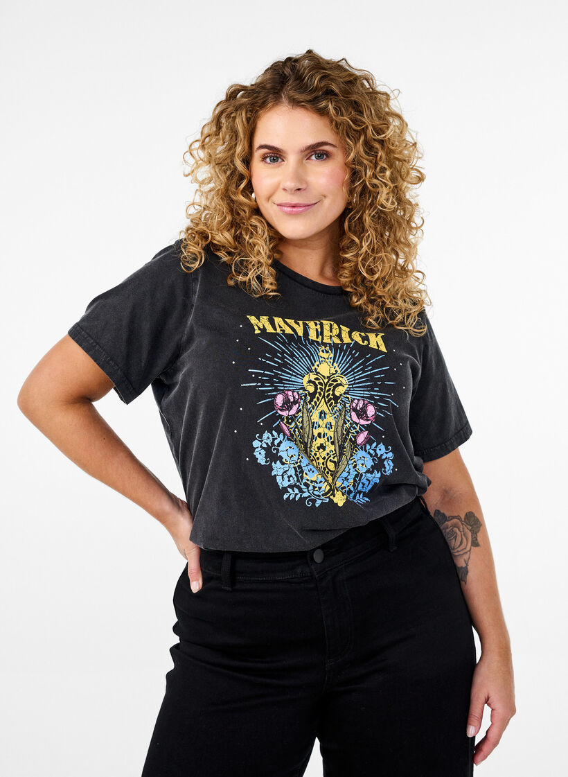 T-Shirt aus Bio-Baumwolle mit Grafikprint, Grau, Model image number 0