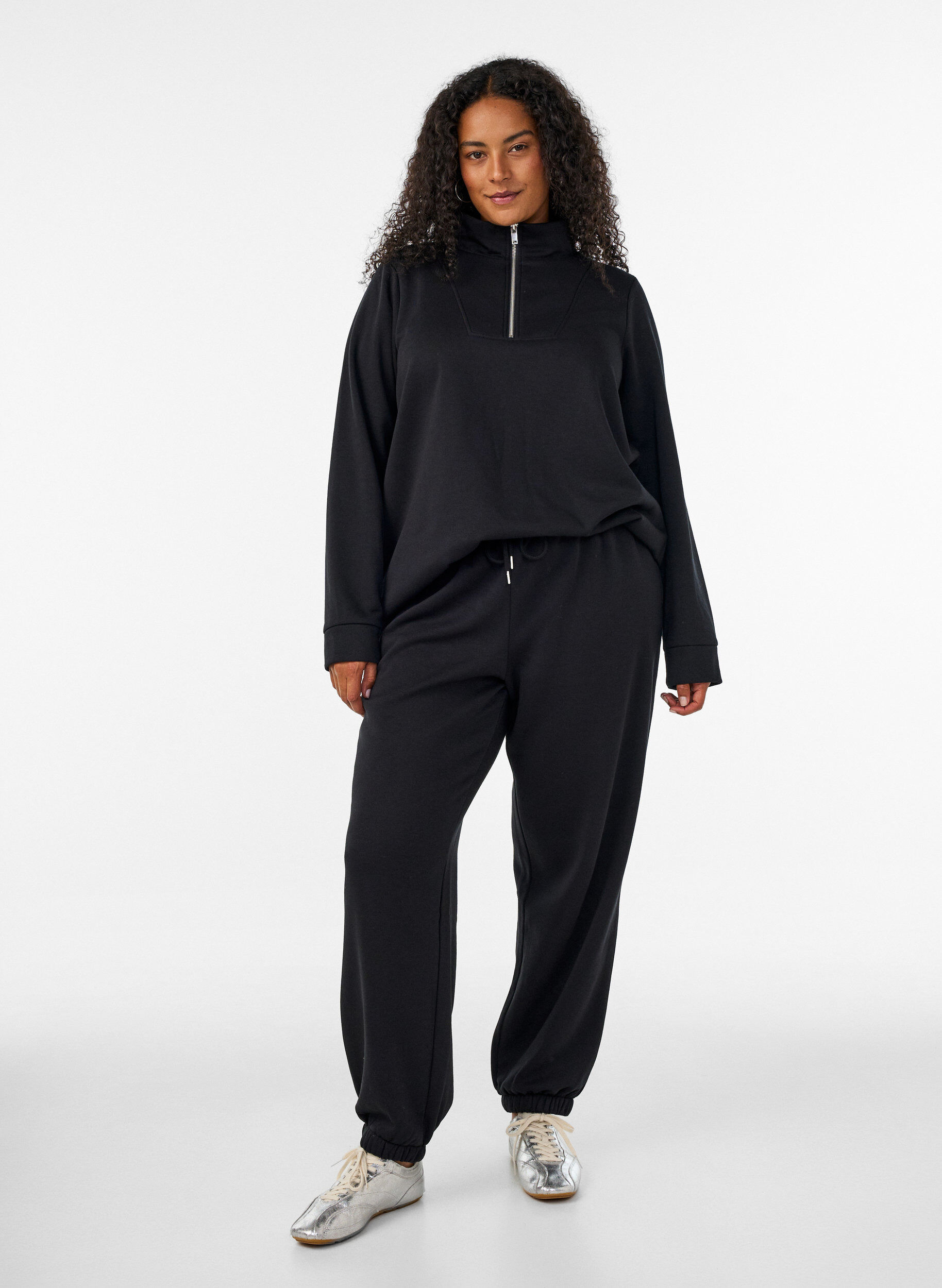 Hoch taillierte Sweatpants mit Kordelzug, Schwarz, Model