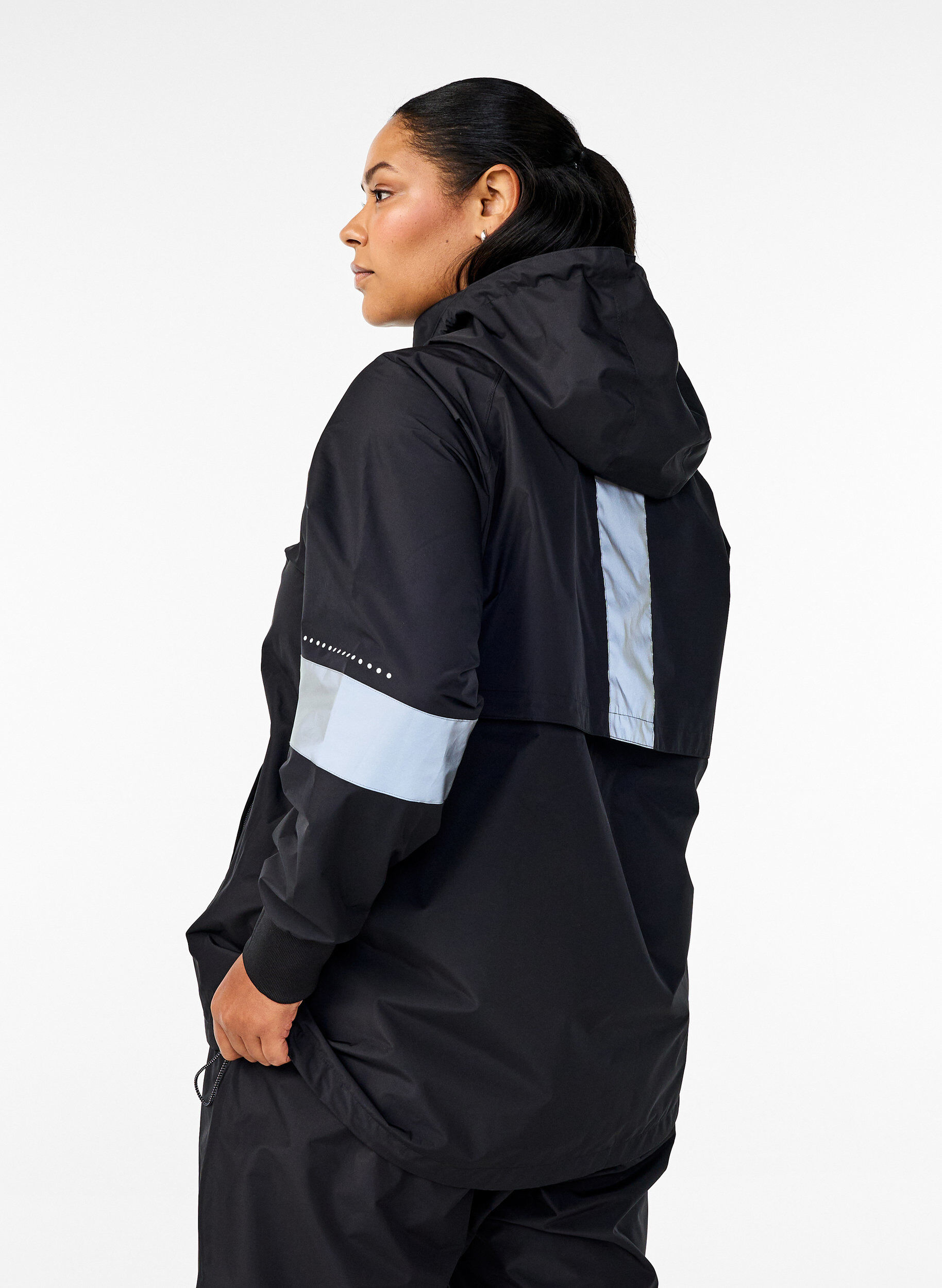 Zizzi Veste de pluie avec d&eacute;tails r&eacute;fl&eacute;chissants, Noir, Model image number 2