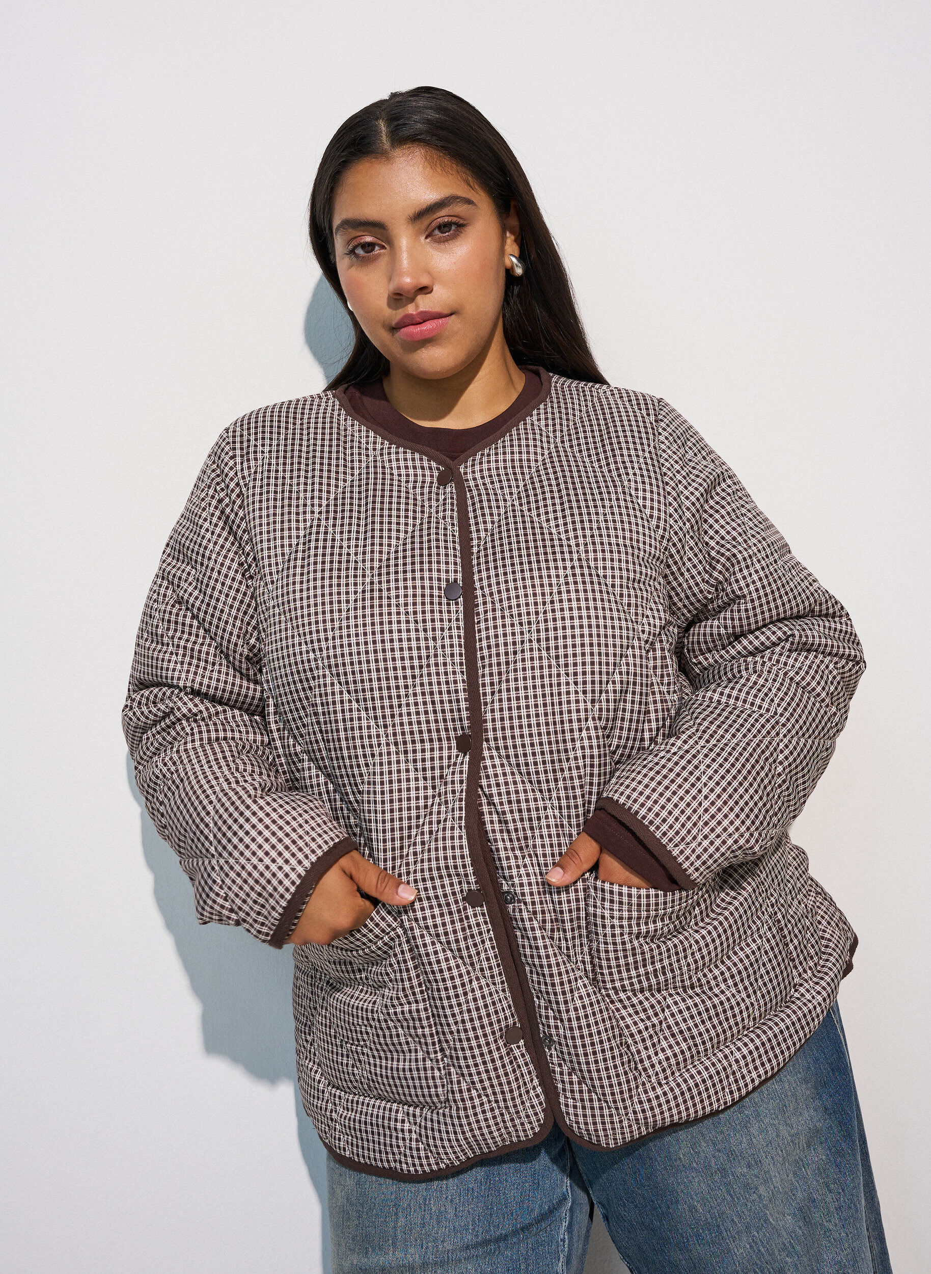 Veste matelass&eacute;e &agrave; petits carreaux et finitions contrastantes, Marron, Model