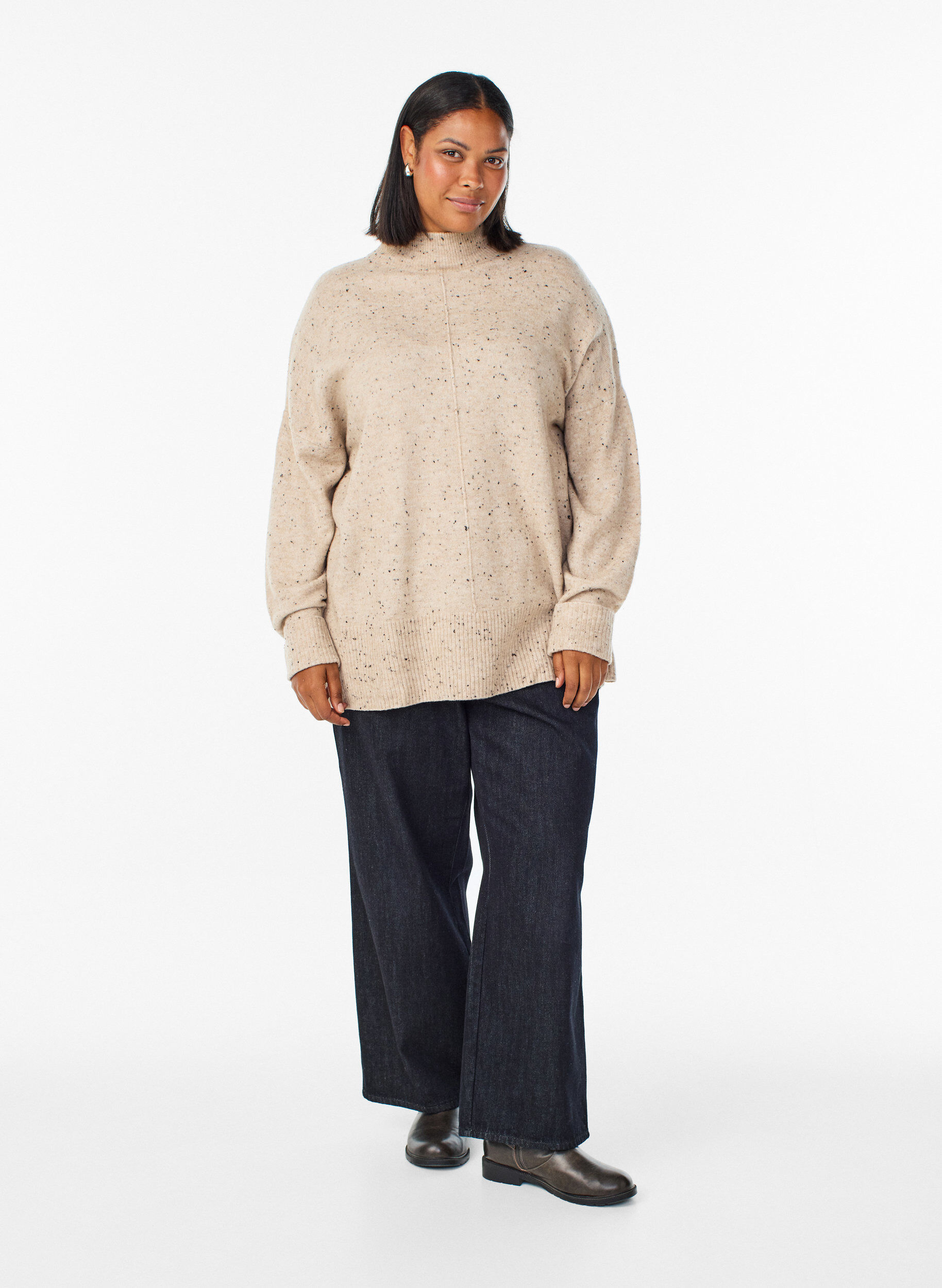 Zizzi Pull en maille avec col montant et motif &agrave; pois, Beige, Model image number 1