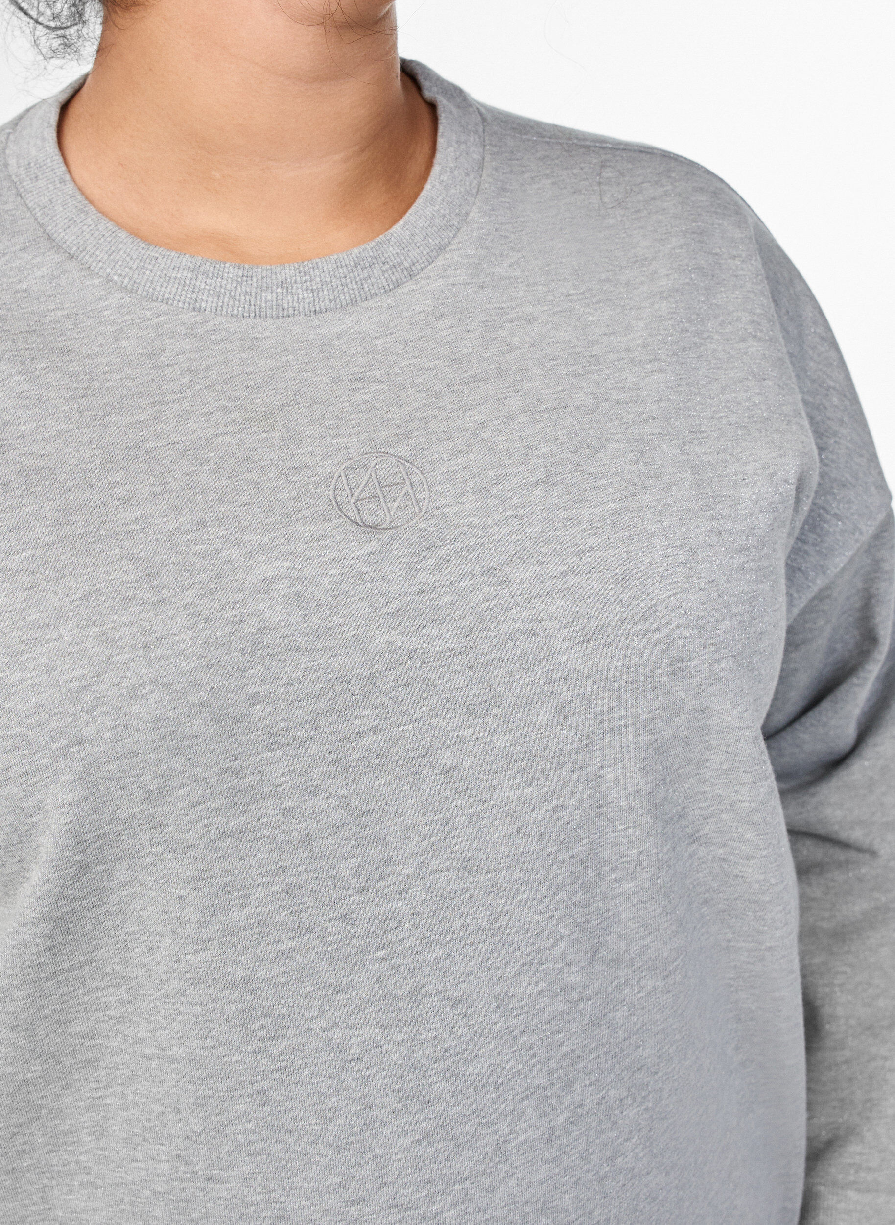Zizzi Sweatshirt mit Schlitzen und Glitzerfaden, Grau, Model image number 3