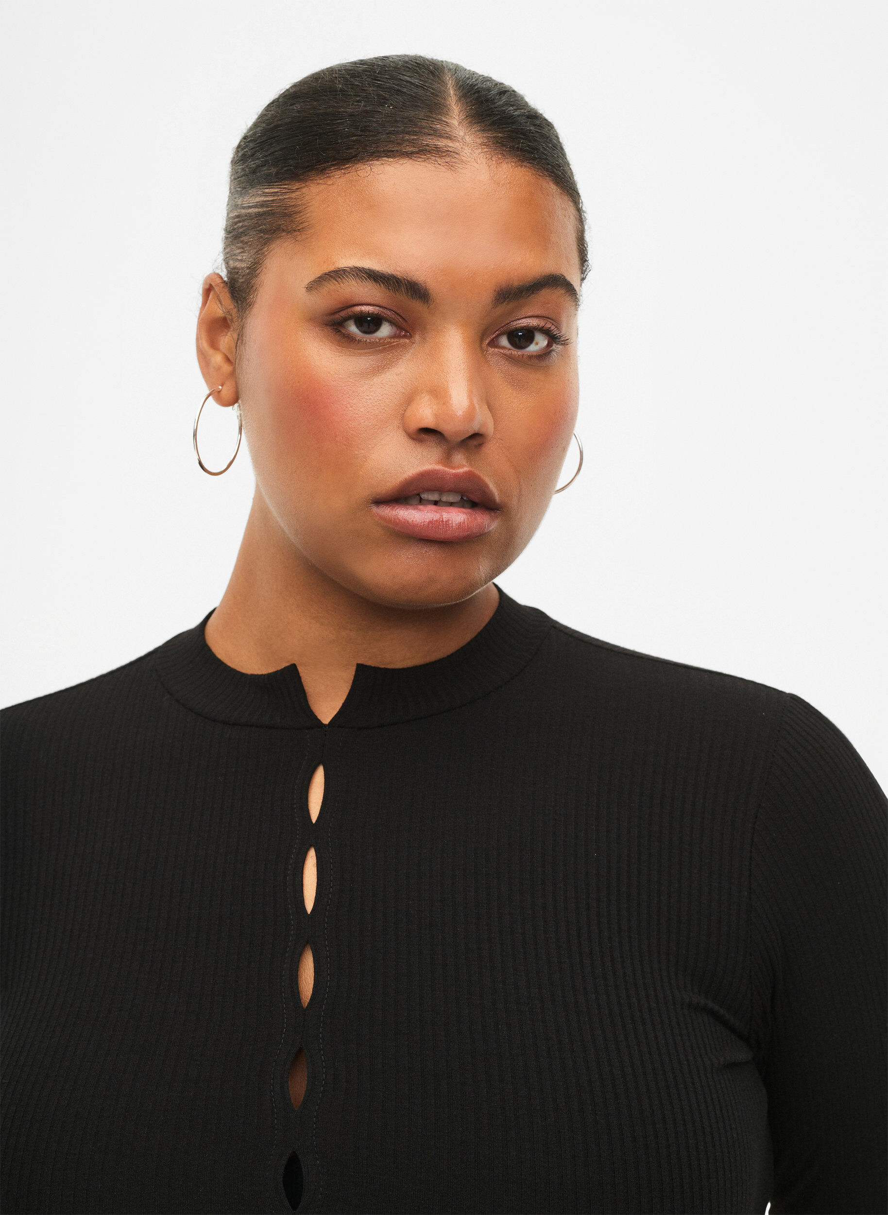 Zizzi Passendes Kleid mit Ausschnittdetails, Black, Model image number 3