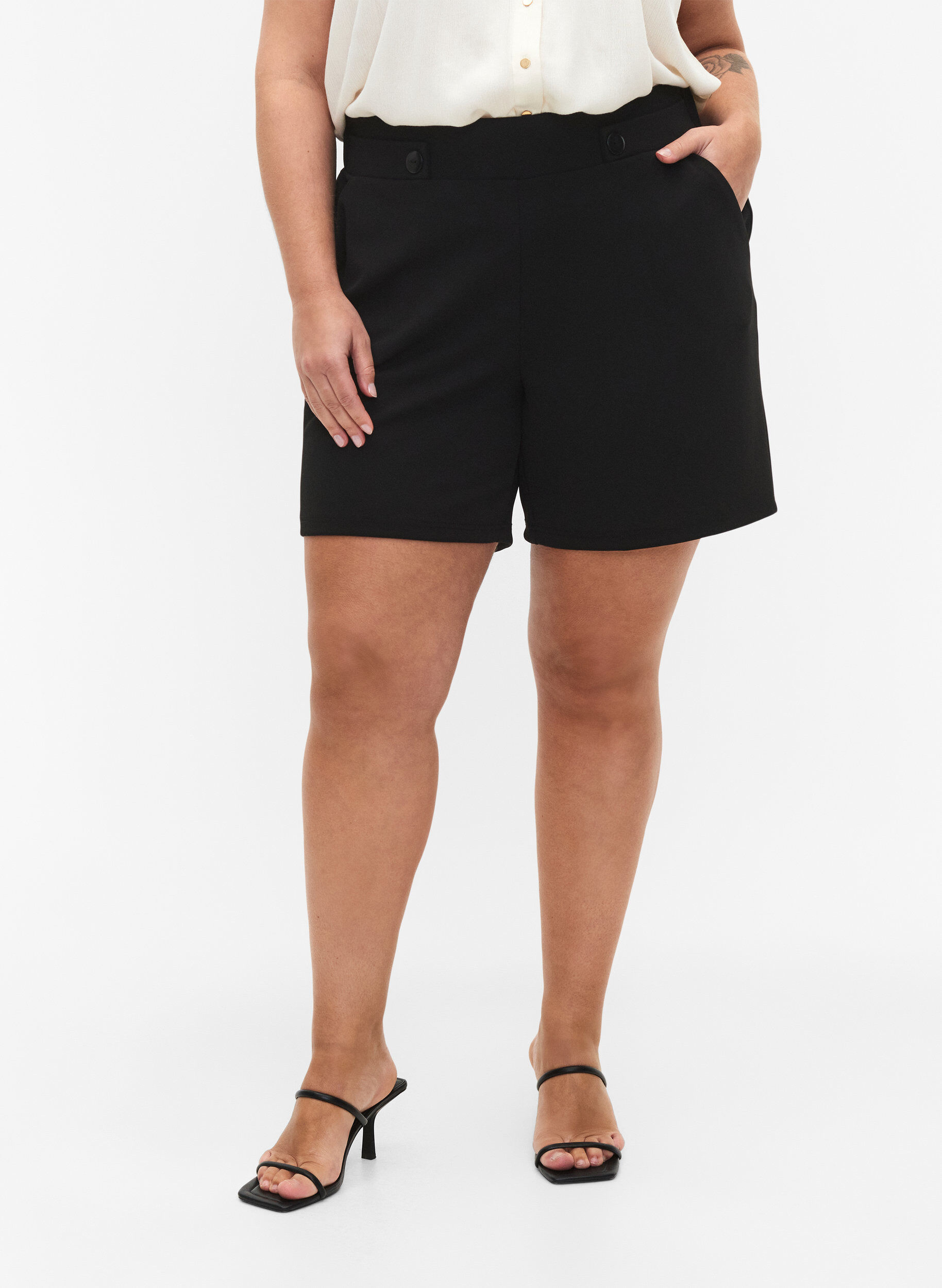 ZizziShort avec poches et coupe ample, Noir, Model image number 4