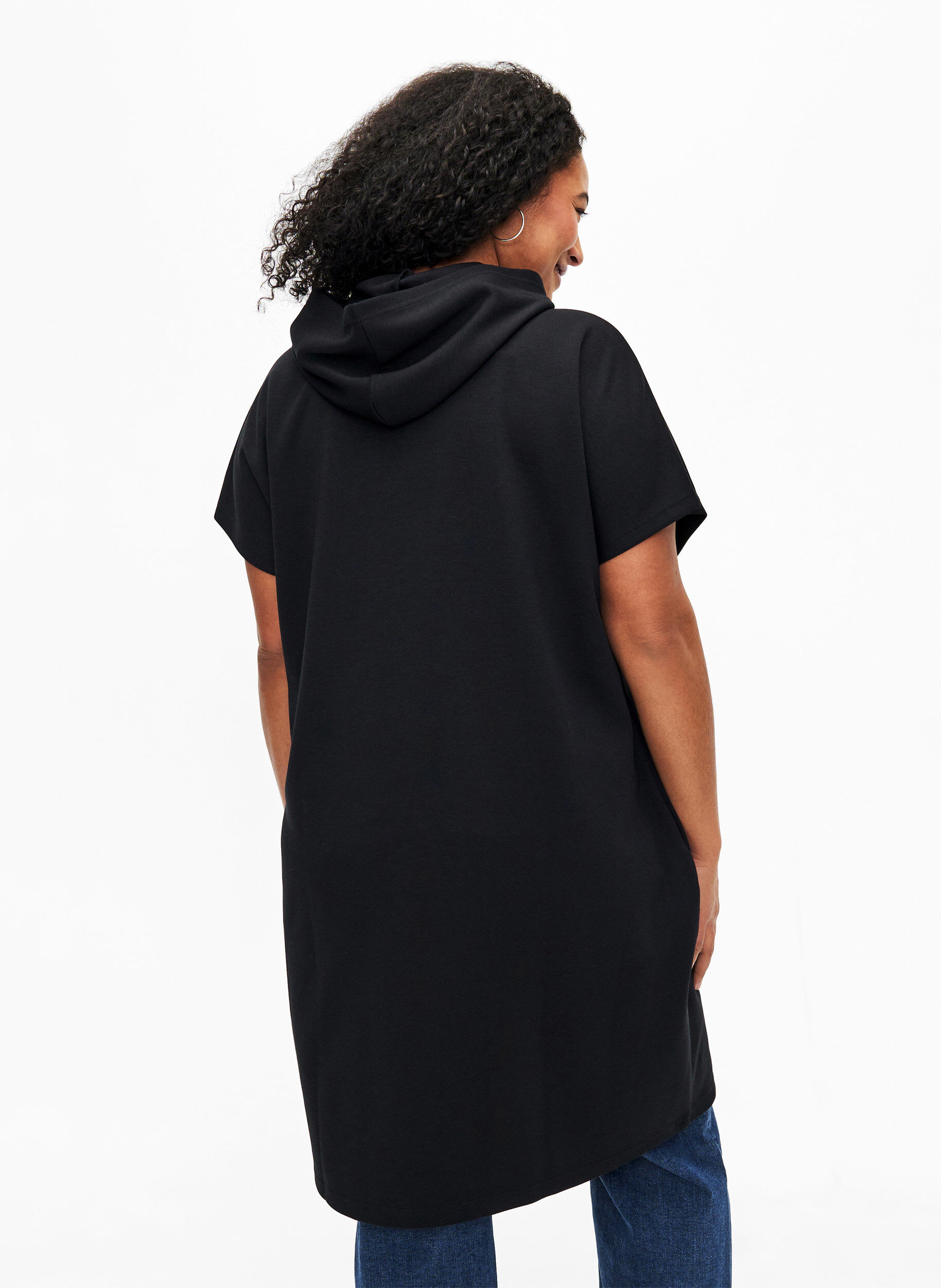 Zizzi Robe sweat &agrave; manches courtes en m&eacute;lange de modal, Noir, Model image number 2