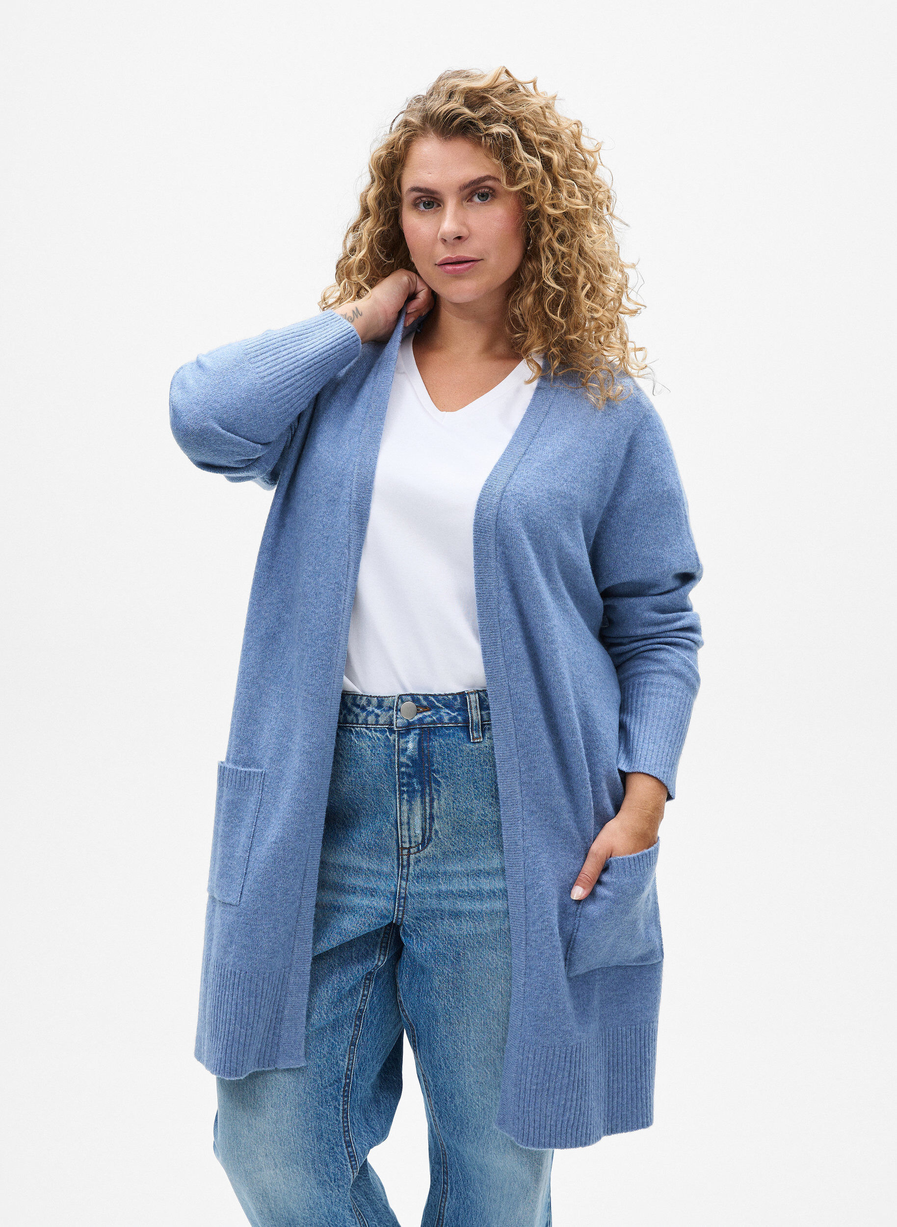Strickjacke mit Rippenstrick und Taschen, Blau, Model