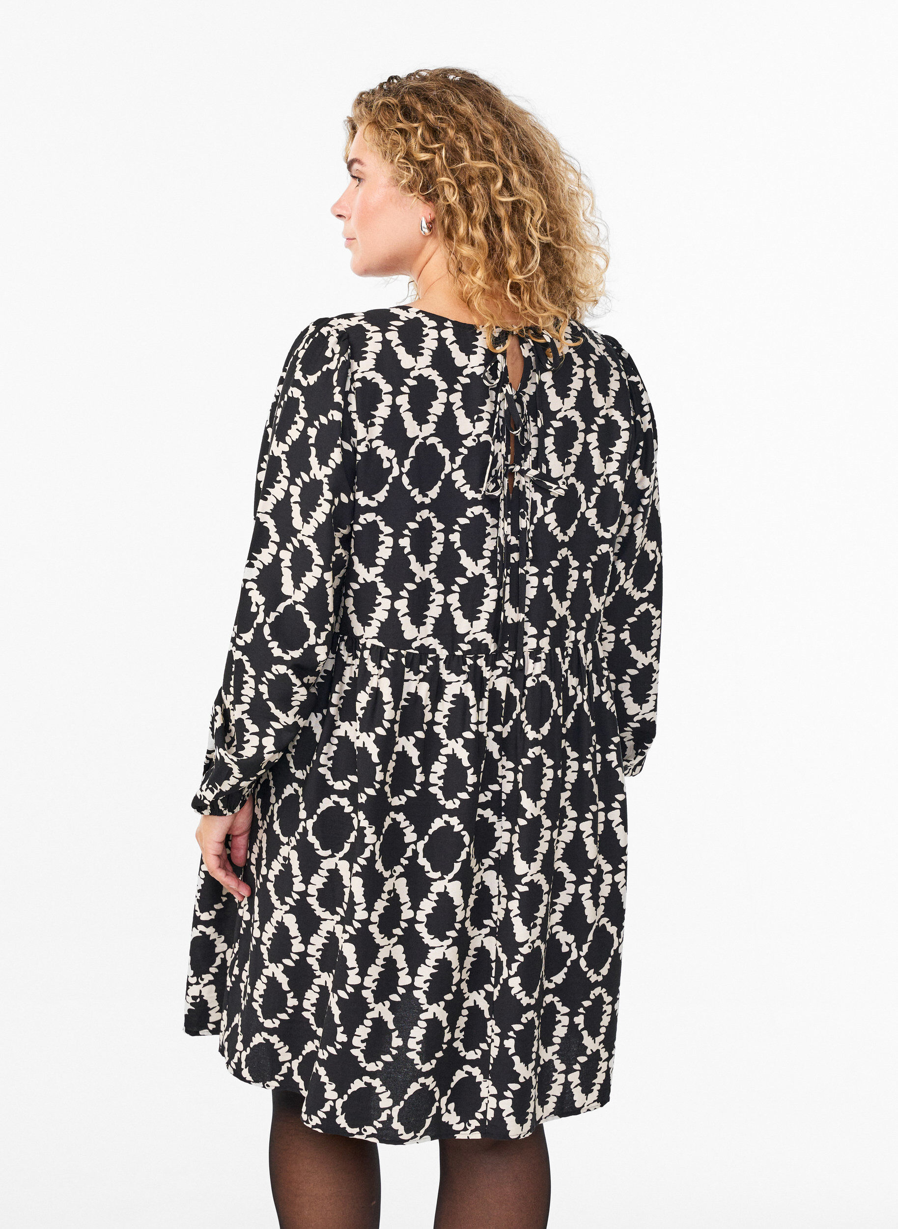 Zizzi Lang&auml;rmliges Kleid mit Muster und Schleifen, Schwarz, Model image number 2