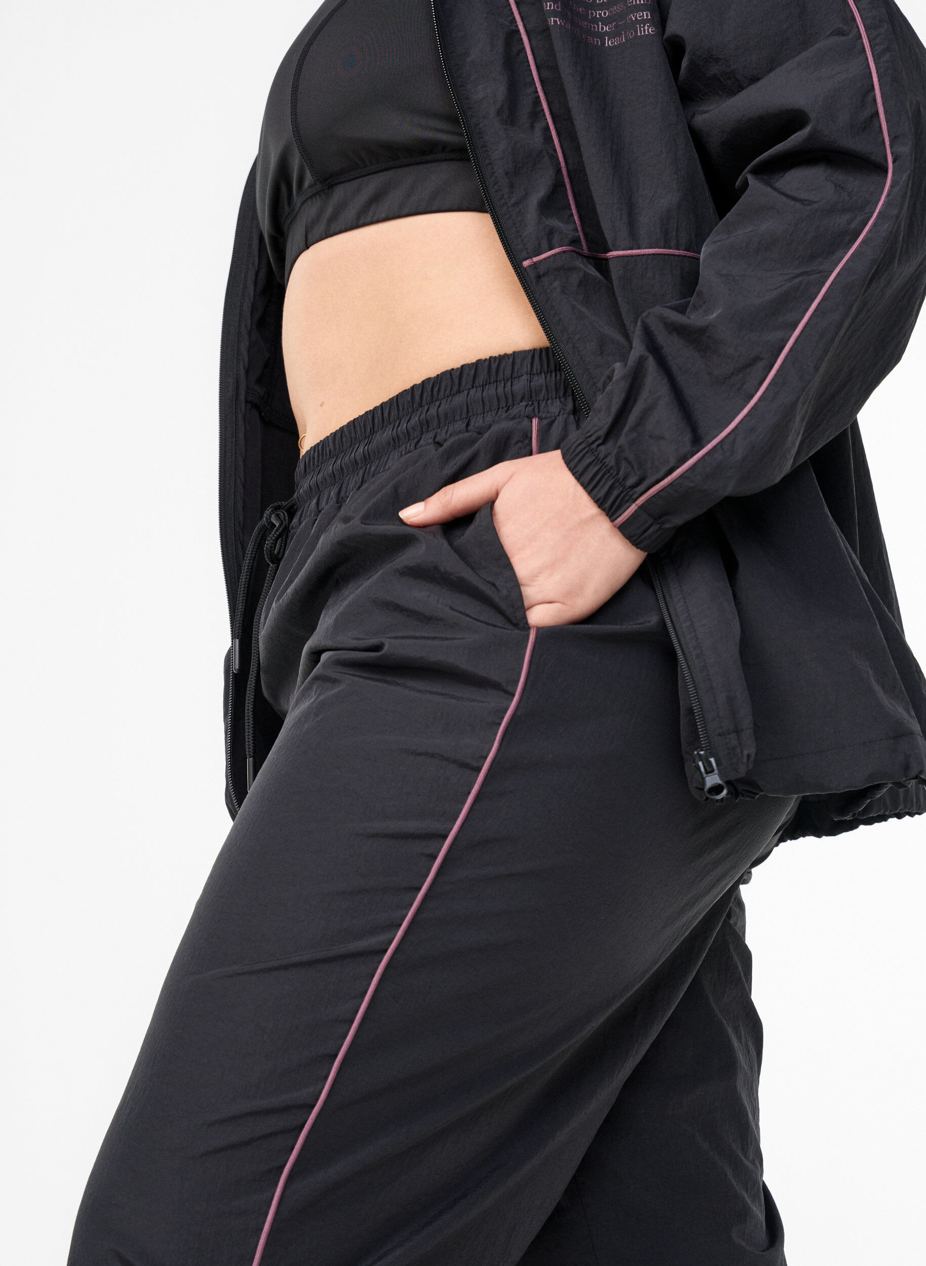 Zizzi Leichte Hose mit Kontrastpaspeln und hoher Taille, Schwarz, Model image number 2