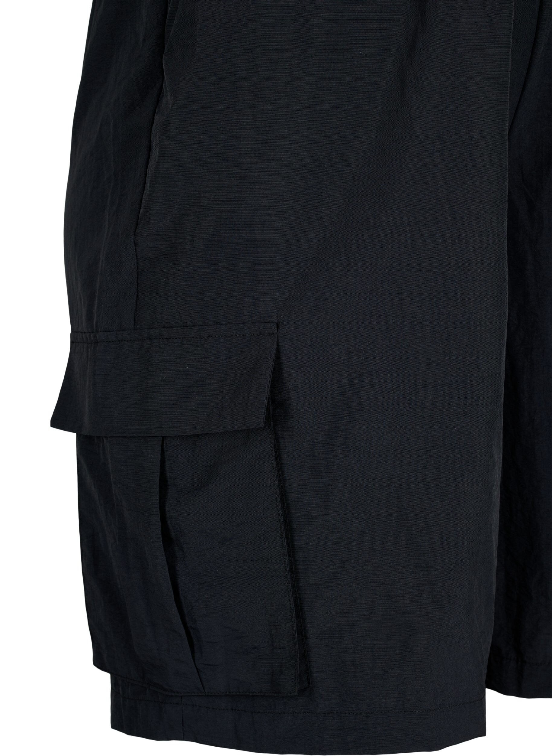 Zizzi Shorts mit hoher Taille und Cargo-Taschen, Black, Packshot image number 2