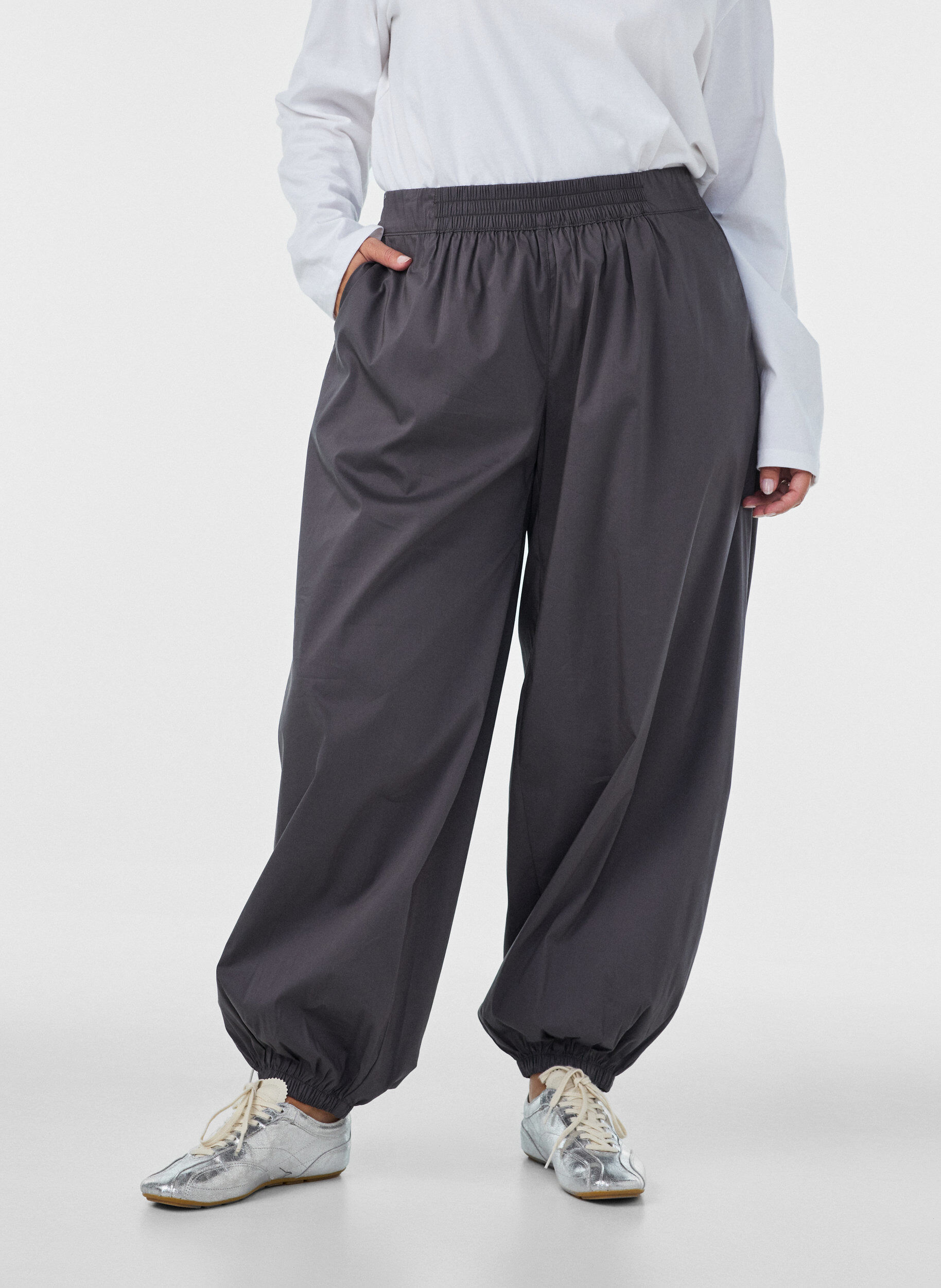 ZizziPantalon ballon avec poches et ceinture &eacute;lastique, Gris anthracite, Model image number 2