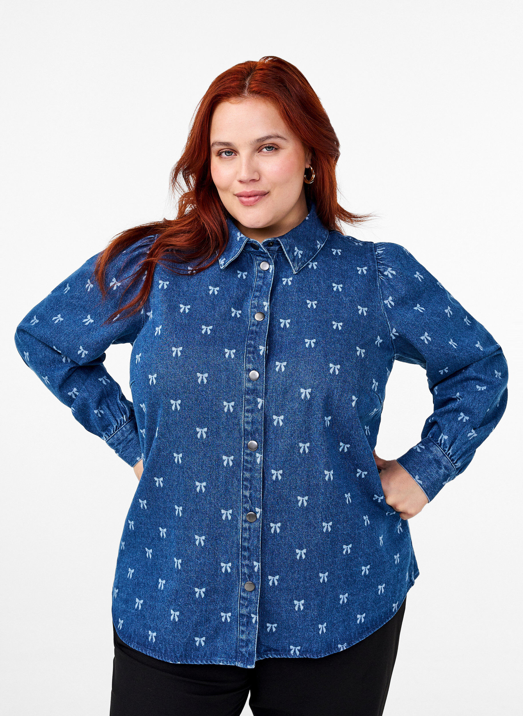 Zizzi Chemise &agrave; n&oelig;uds en jean, Denim Blue W. Wh.Bow, Model image number 0