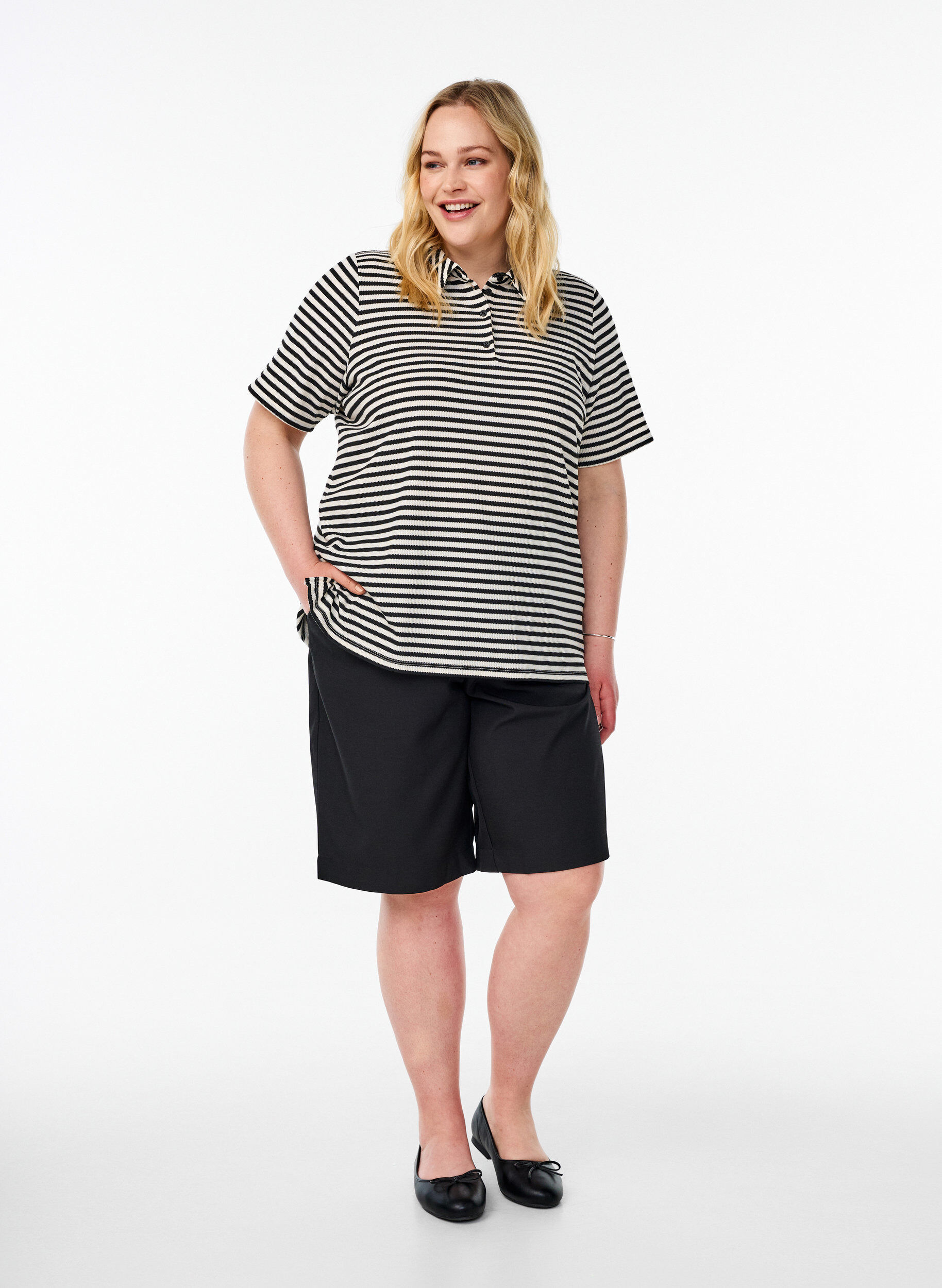 Zizzi Kurz&auml;rmeliges Poloshirt mit Streifen, Schwarz, Model image number 1
