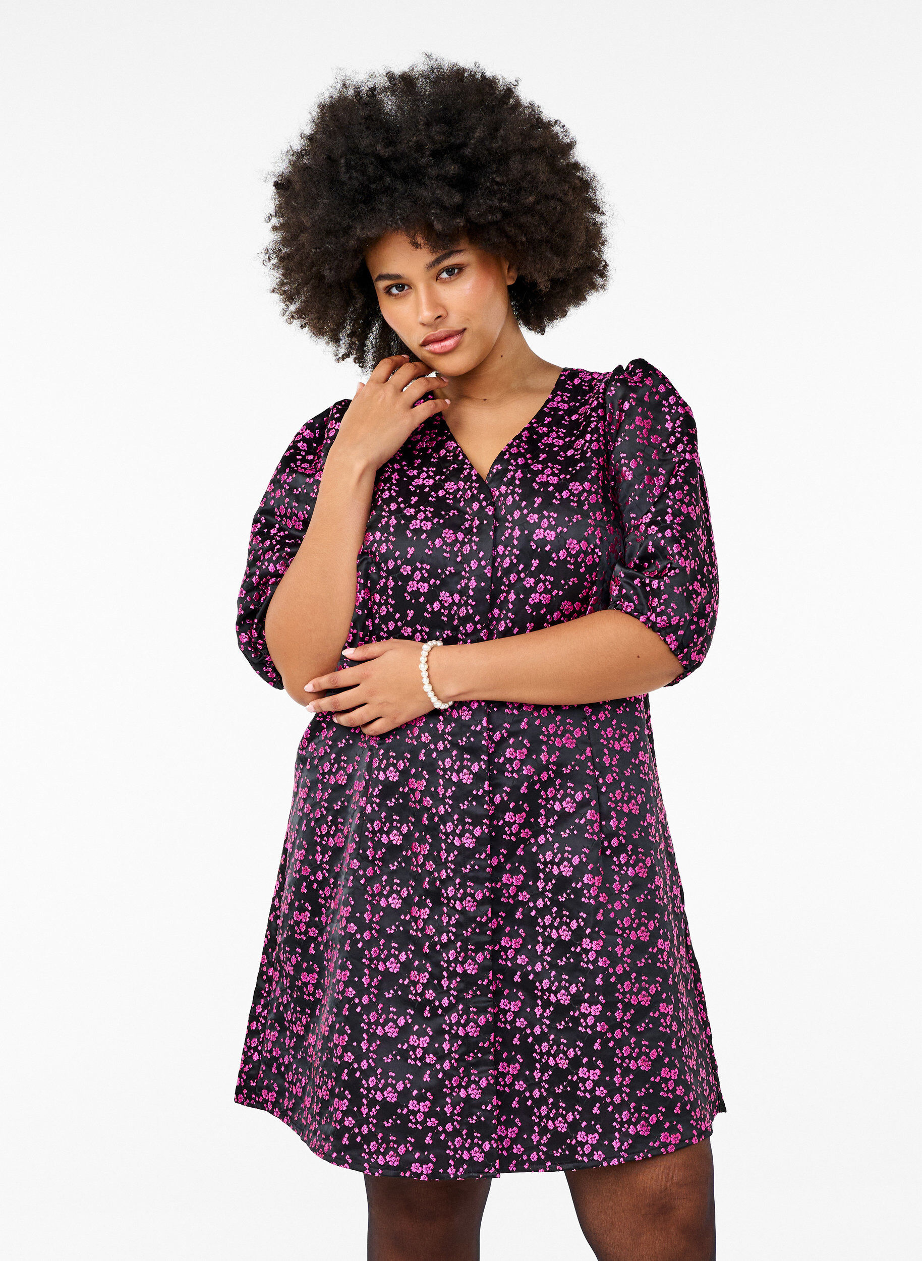 Zizzi Knielanges Kleid mit aufgestickten Blumen, Black Pink Flower, Model image number 0