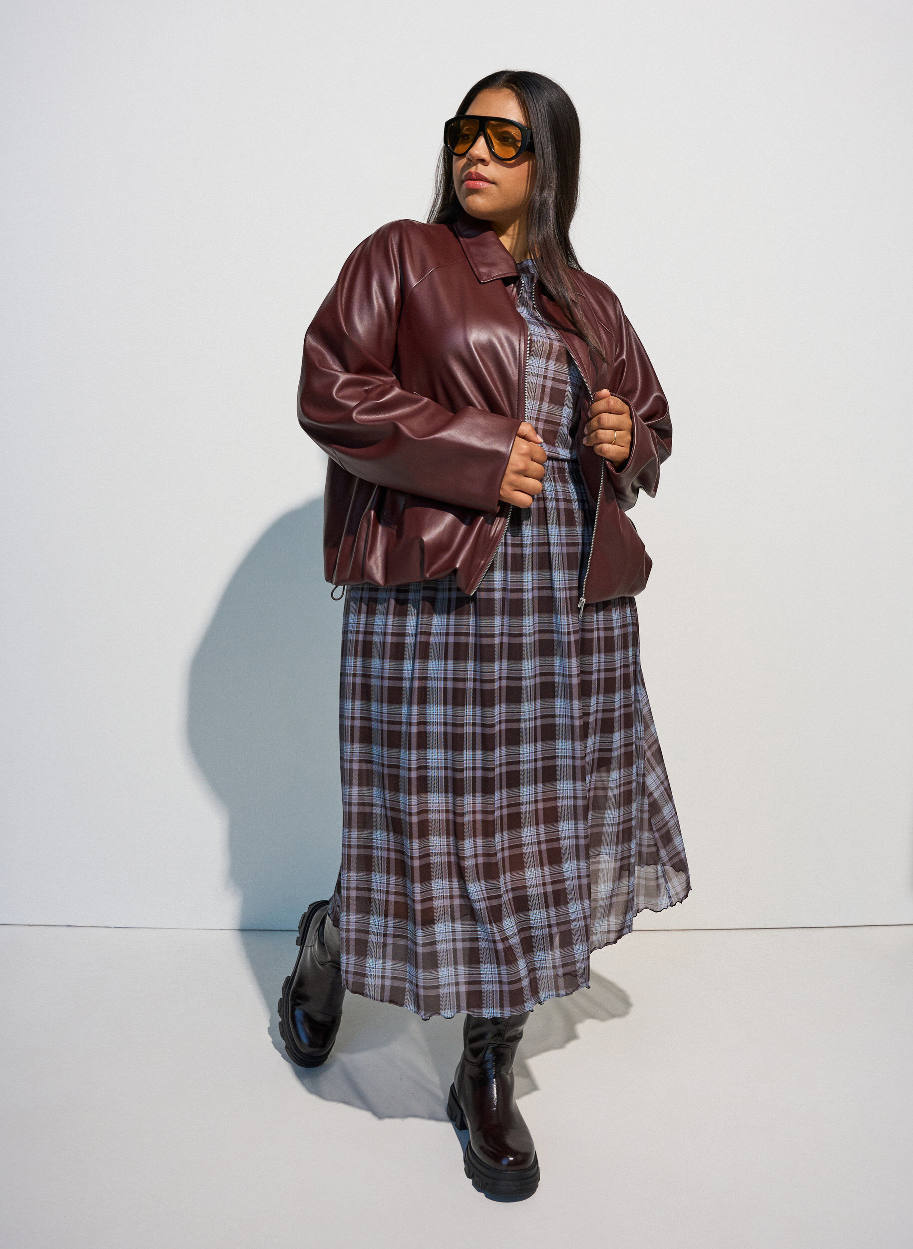 ZizziBomberjacke aus Kunstleder mit Tunnelzug am Saum, Braun, Model image number 1