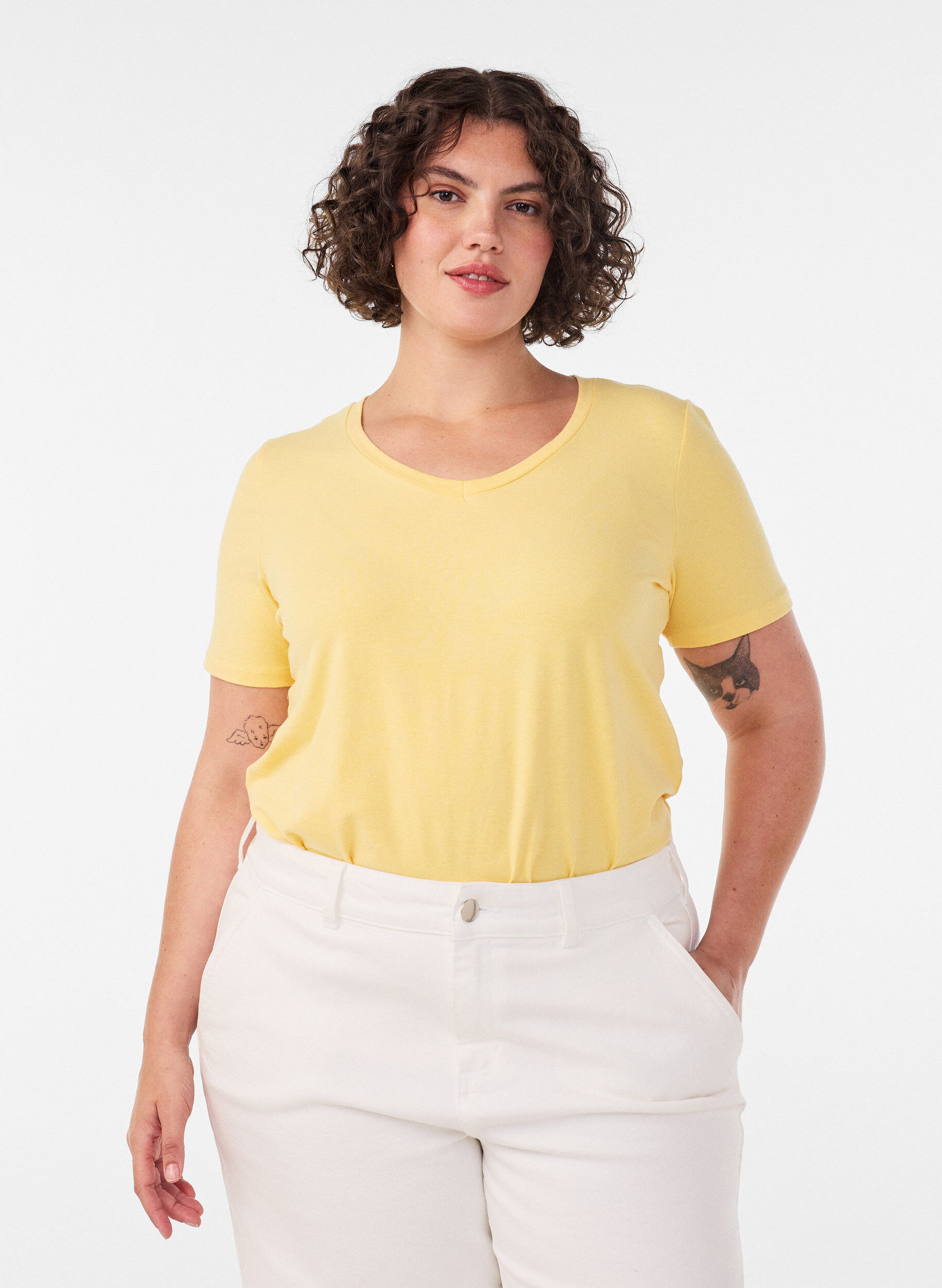 Einfarbiges basic T-Shirt aus Baumwolle, Gelb, Model