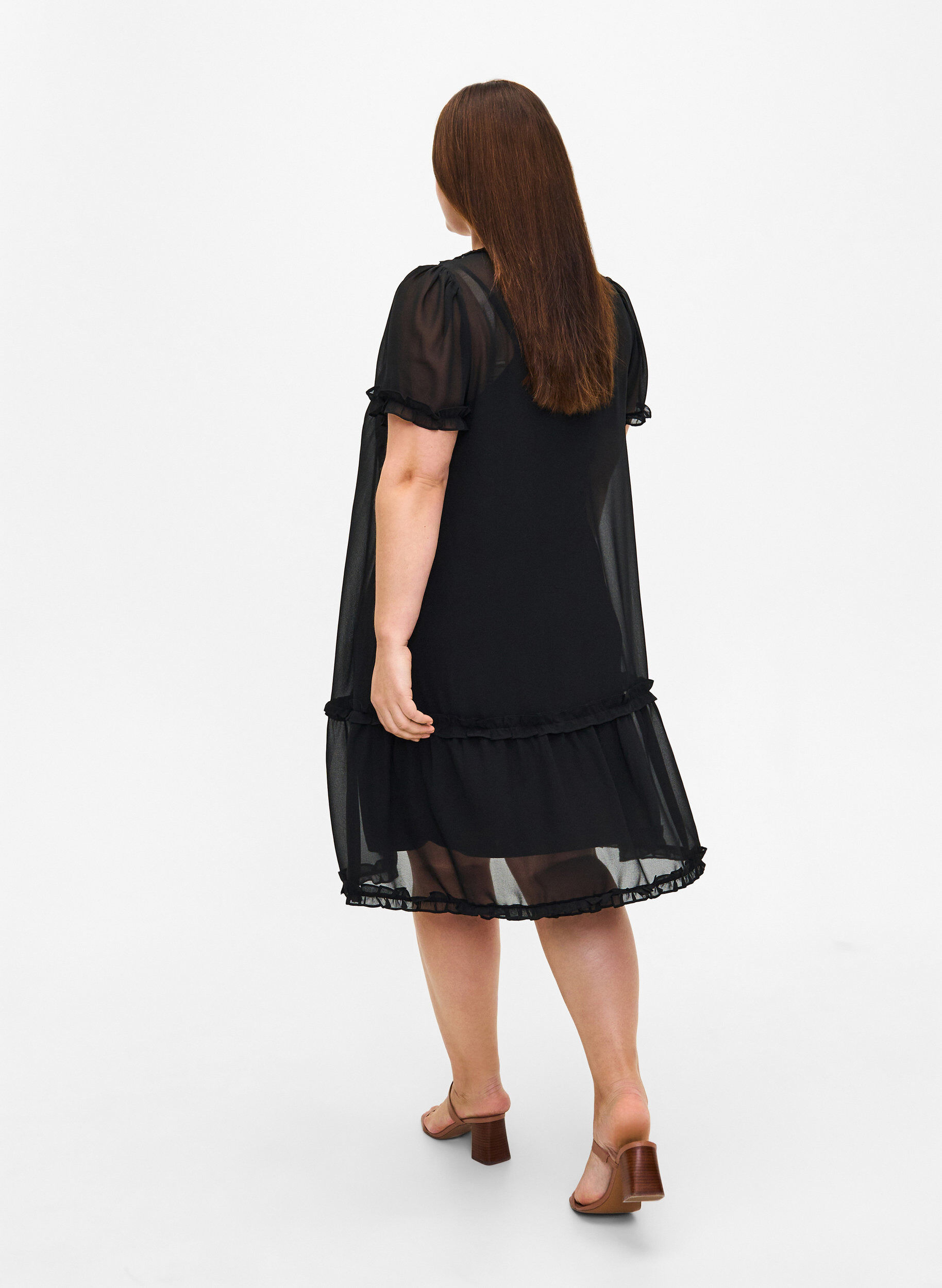 Zizzi Robe en mousseline avec coupe en A et volants, Black, Model image number 1