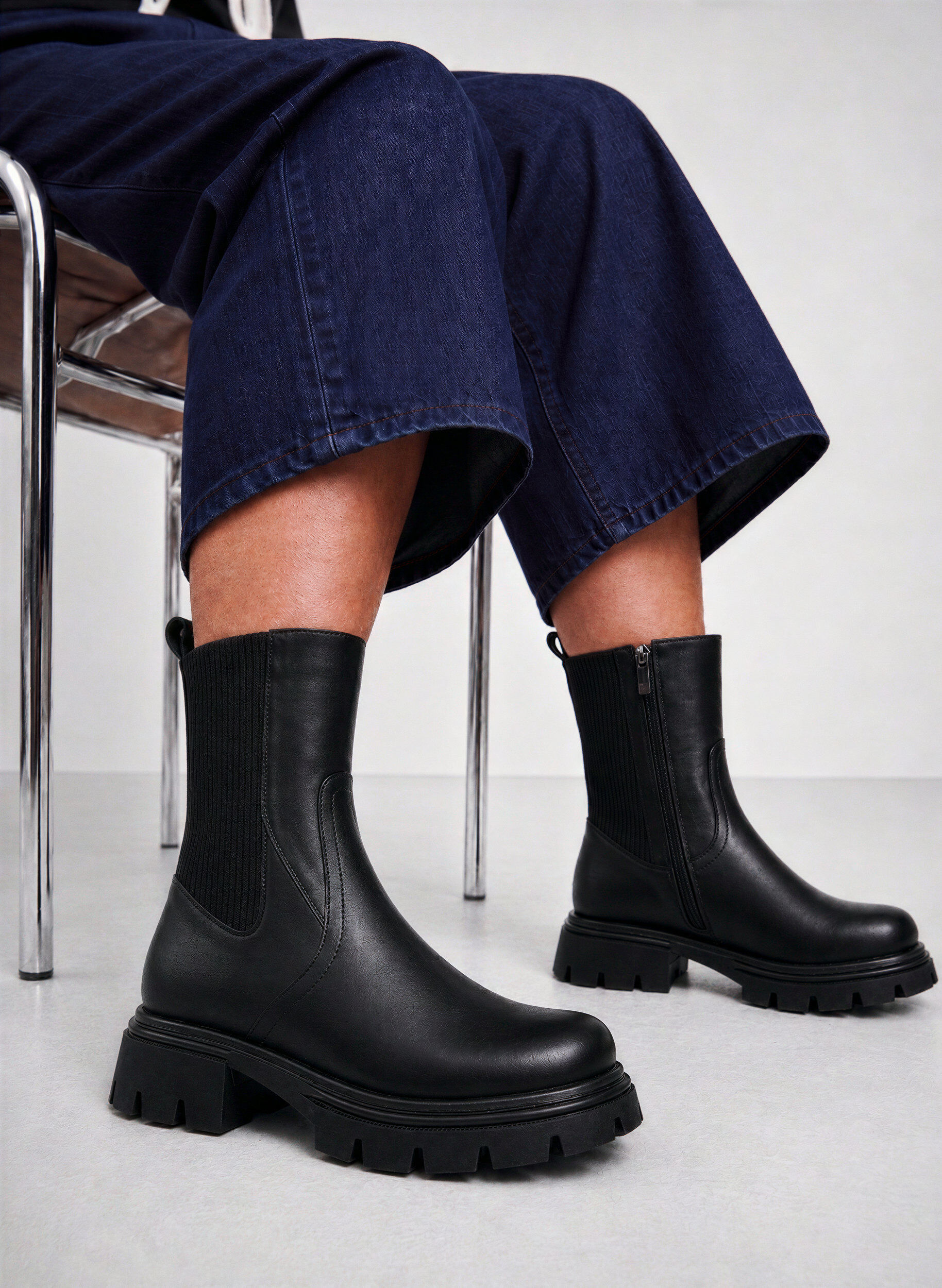 Chelsea-Boot mit klobiger Sohle und gerippten Eins&auml;tzen