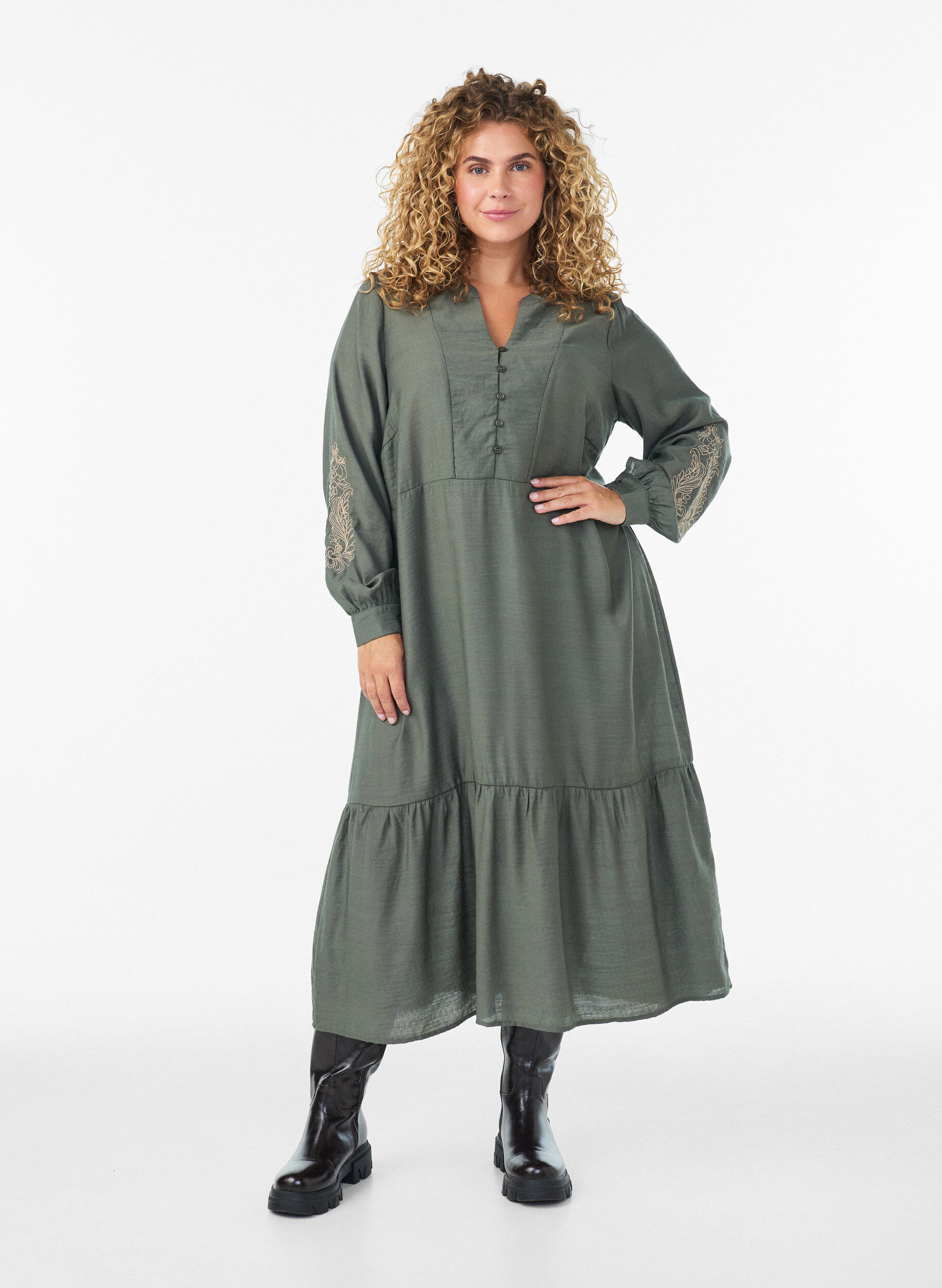 Kleid aus Viskose mit Stickerei und Stufenvolants, Gr&uuml;n, Model