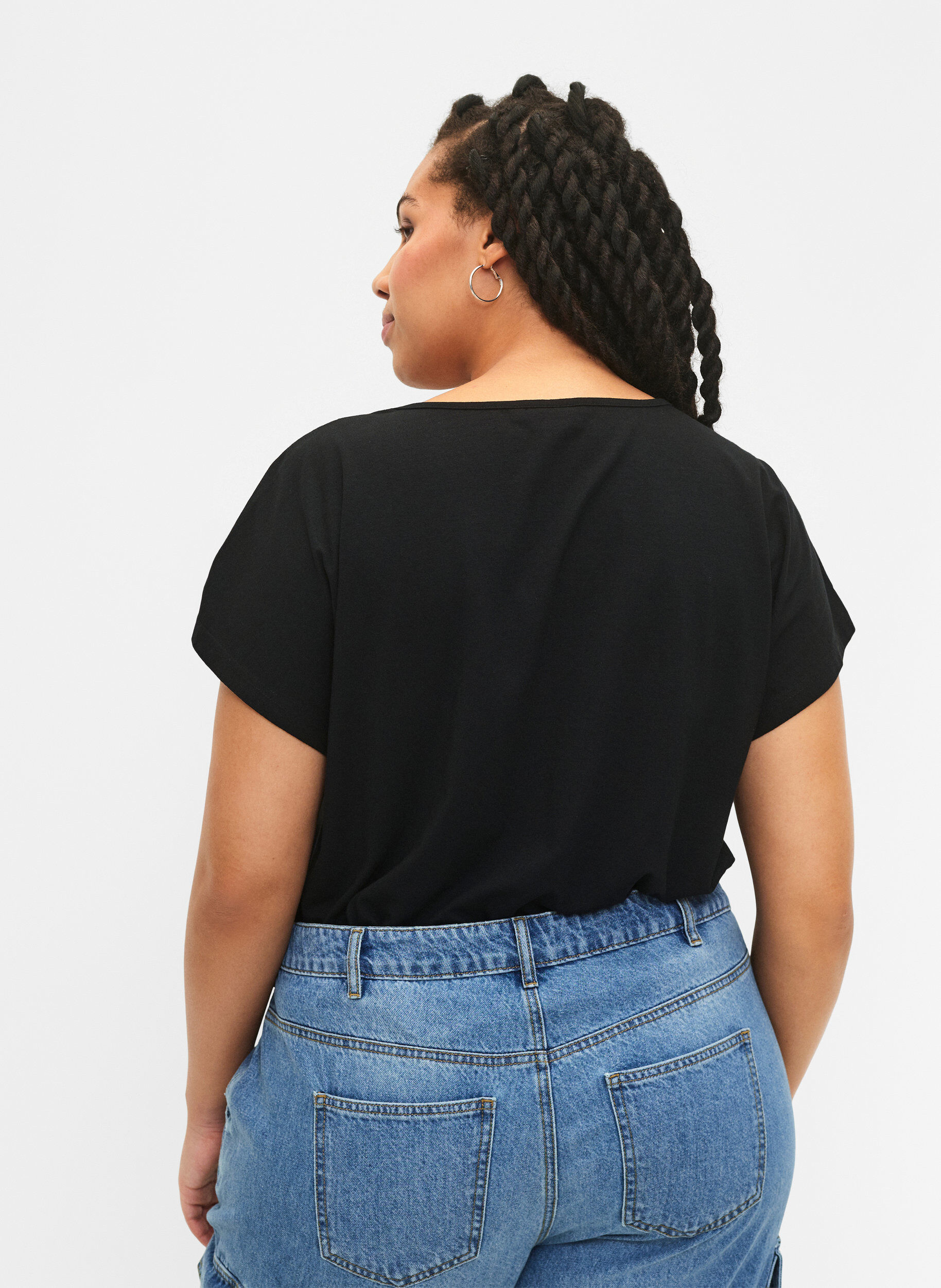 Zizzi T-Shirt mit V-Ausschnitt und Brusttasche, Black, Model image number 1