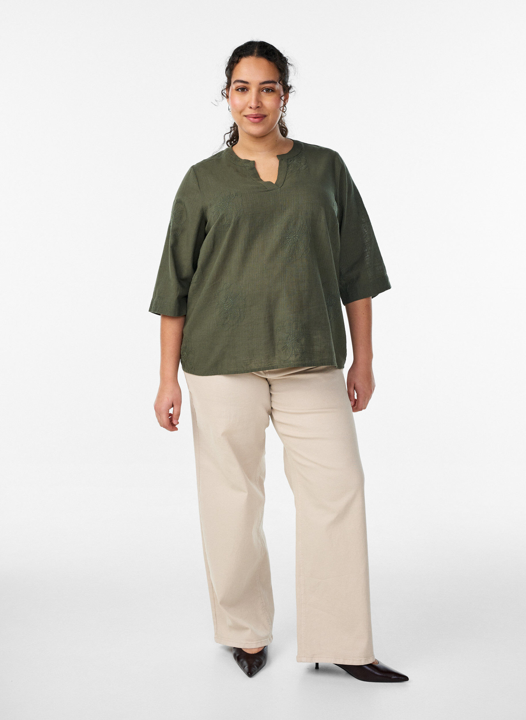 Zizzi Bluse aus Baumwolle mit gestickten Details und 3/4-&Auml;rmeln, Gr&uuml;n, Model image number 1