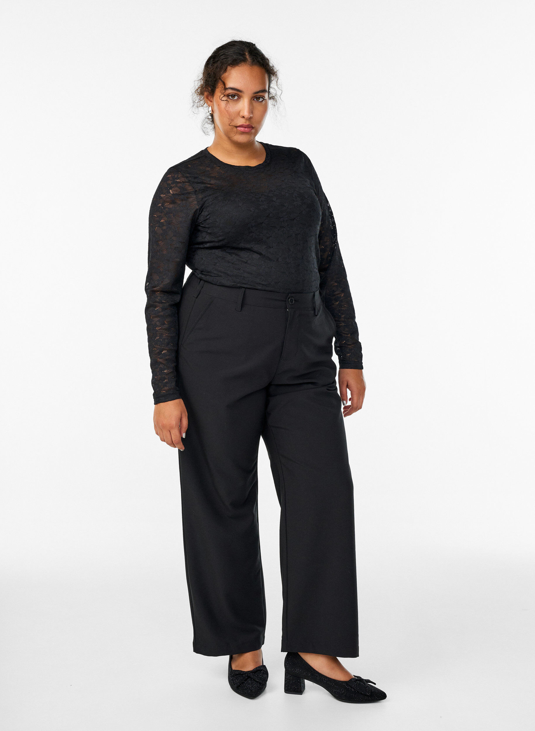 Zizzi Blouse en dentelle avec col rond et coupe ajust&eacute;e, Noir, Model image number 1