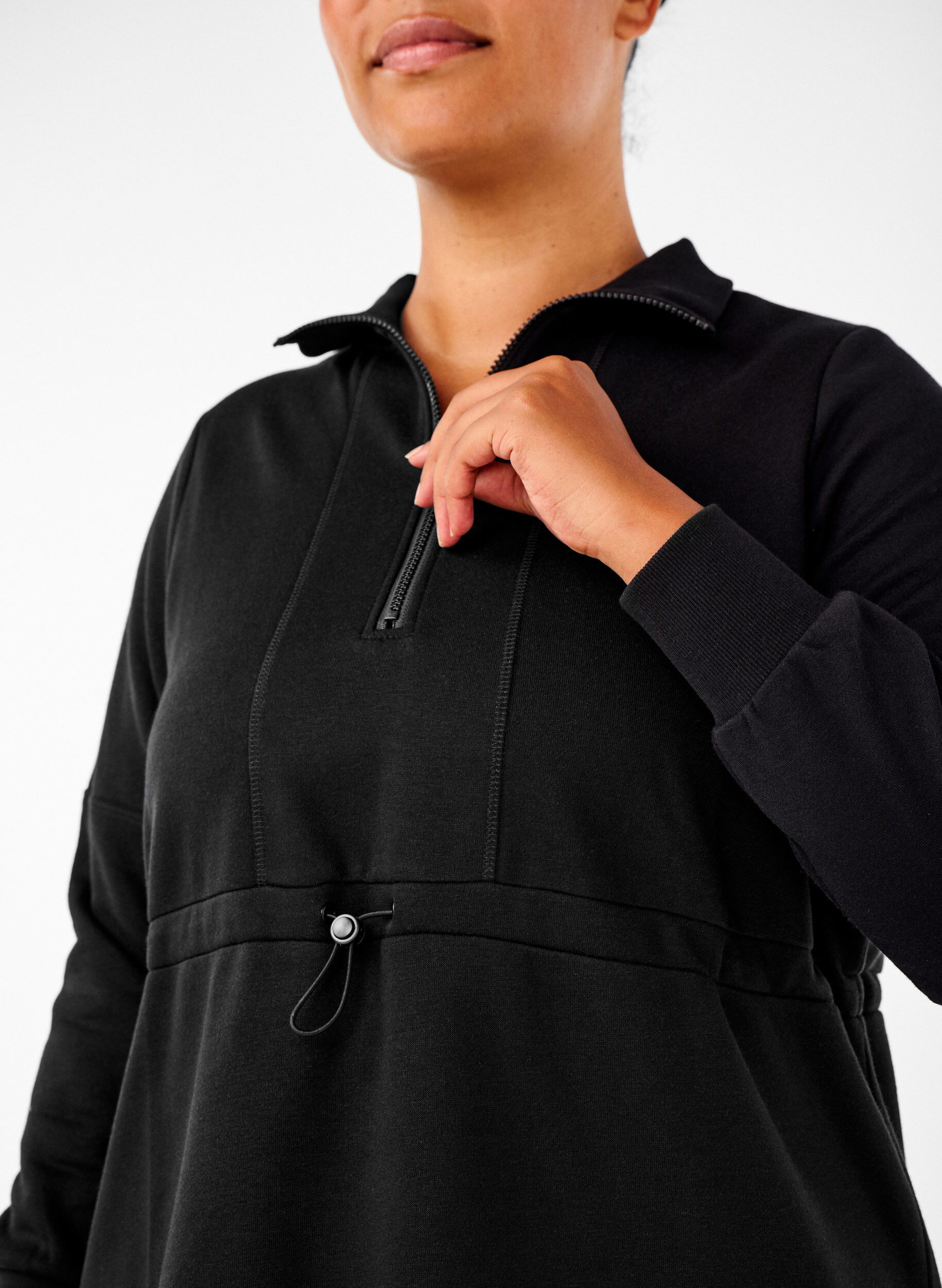 Zizzi Sweat-shirt court avec un col haut et une taille ajustable, Black, Model image number 2