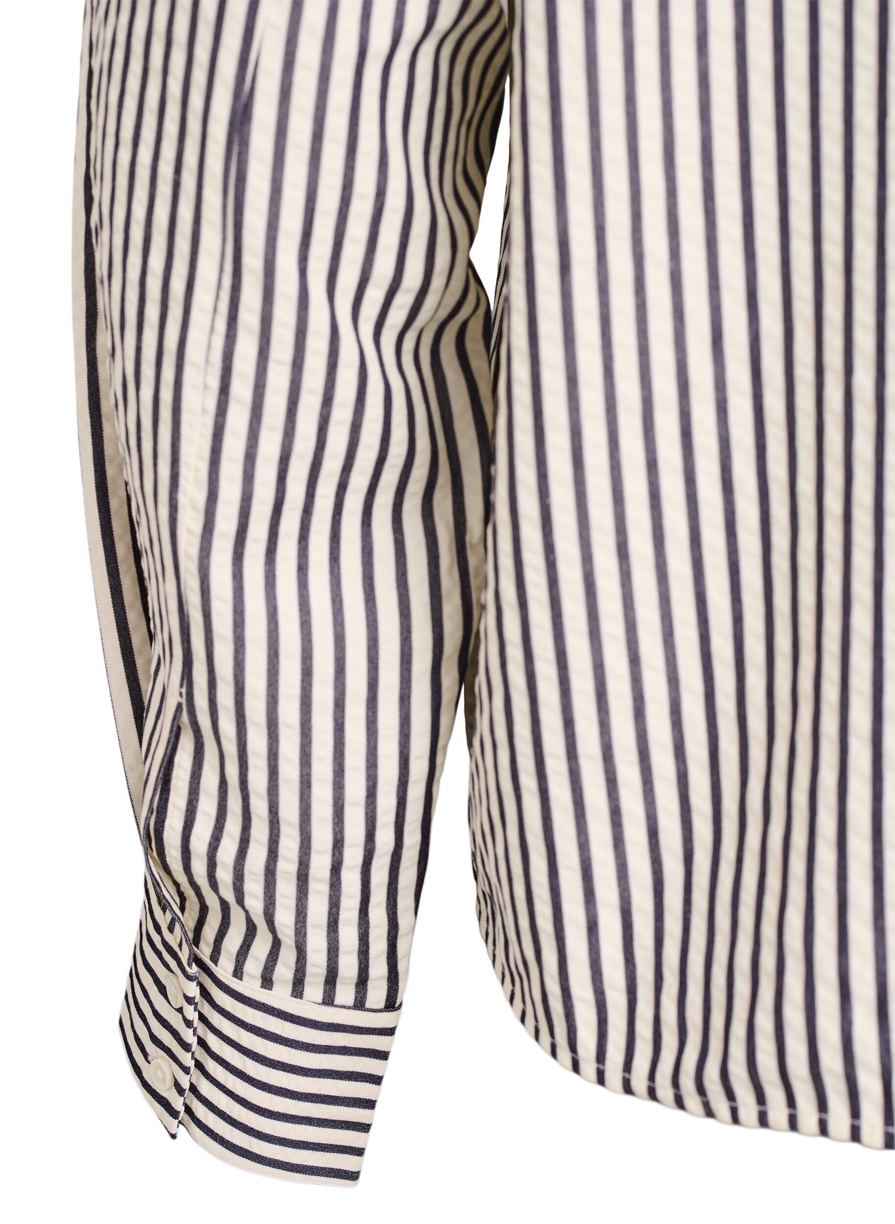 Zizzi Gestreifte Bluse mit Knopfdetail am R&uuml;cken, Schwarz, Packshot image number 4