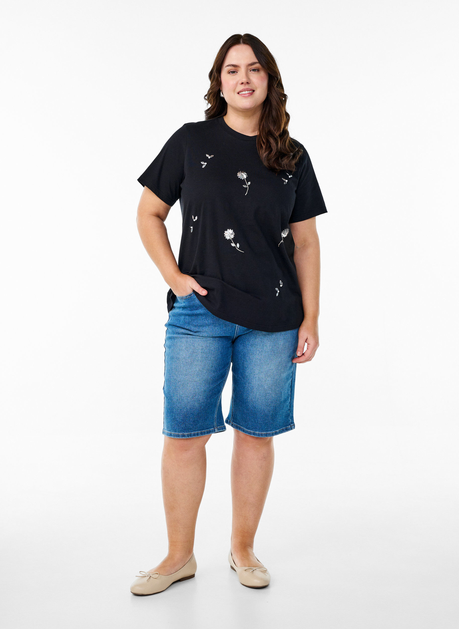 Zizzi T-Shirt mit Pailletten-Blumen, Schwarz, Model image number 1