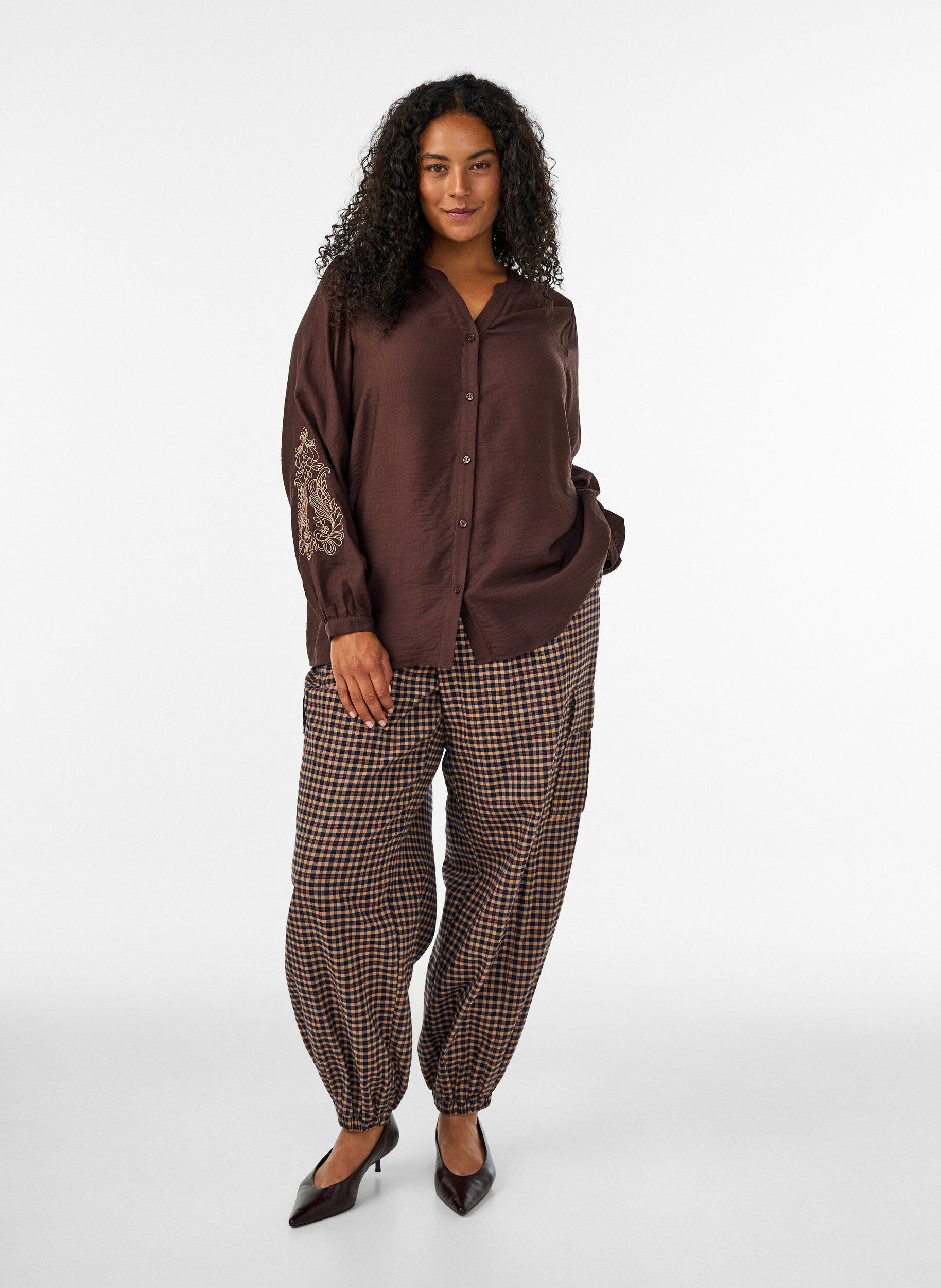 ZizziBluse aus Viskose mit bestickten &Auml;rmeln, Braun, Model image number 1