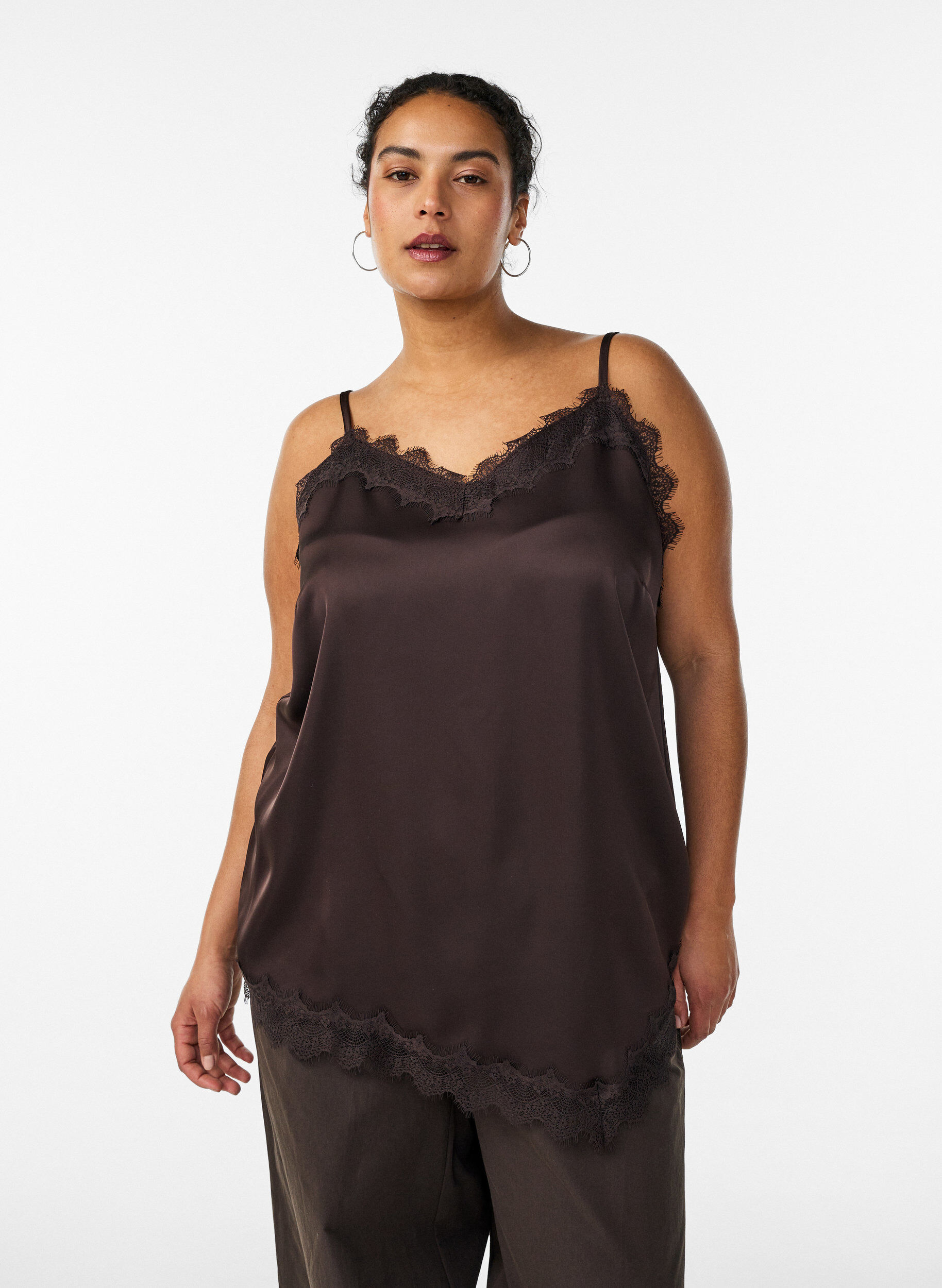 Top aus Satin mit Spitzen und asymmetrischem Saum, Braun, Model