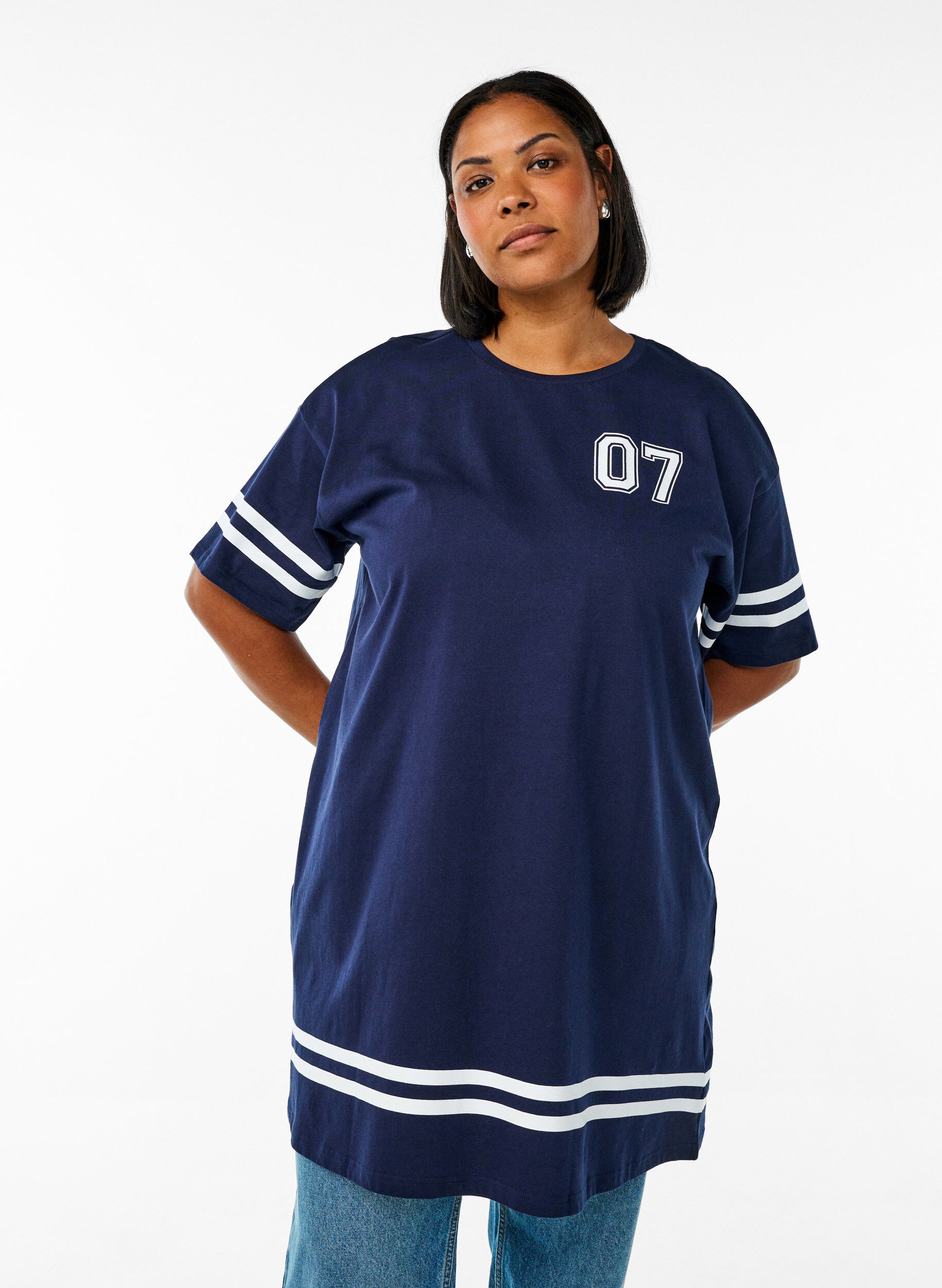 Sportliches T-Shirtkleid aus Baumwolle, Blau, Model