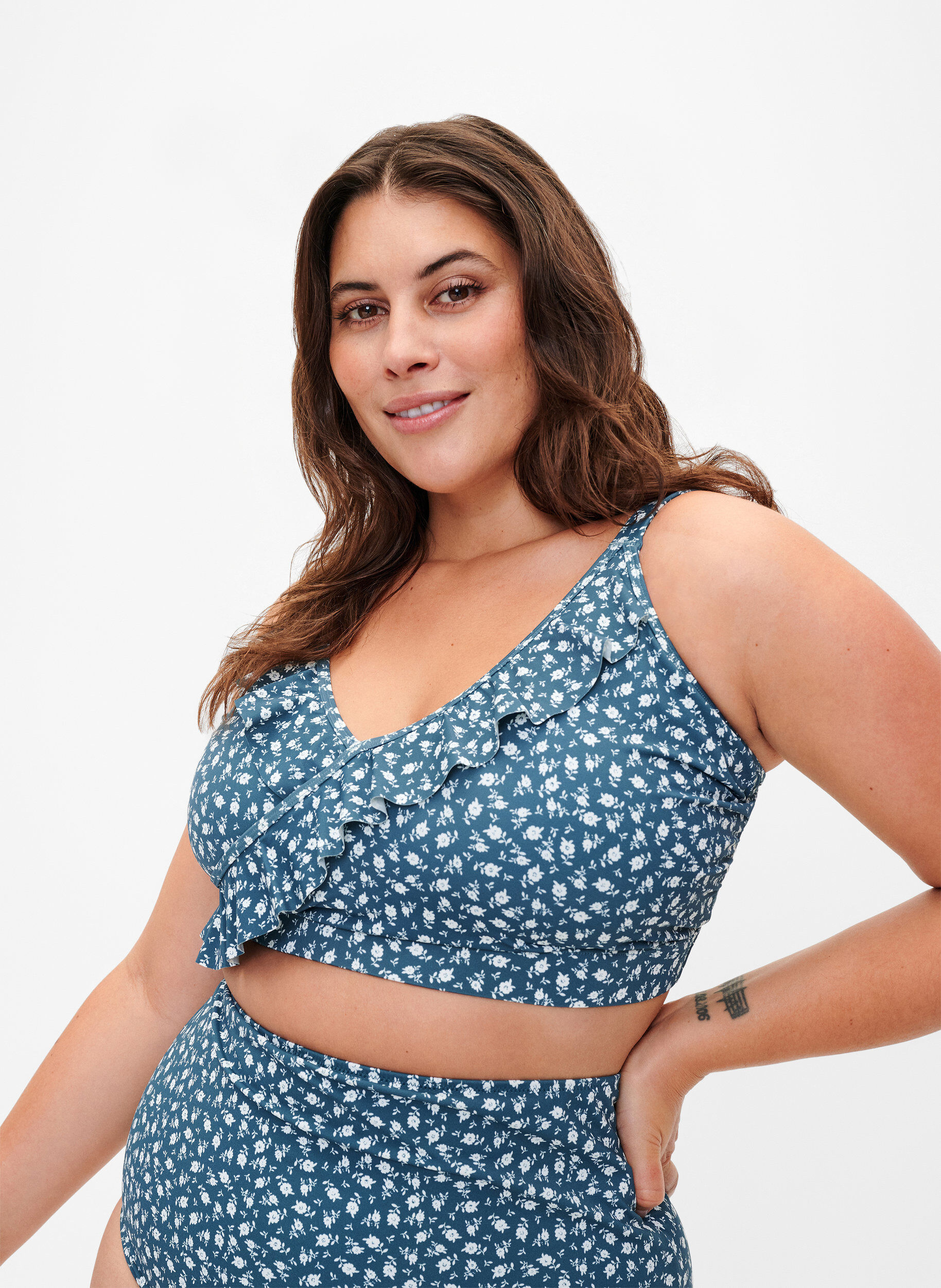 Zizzi Bikini-Top mit R&uuml;schendetails und Blumenprint, Petrol, Model image number 0