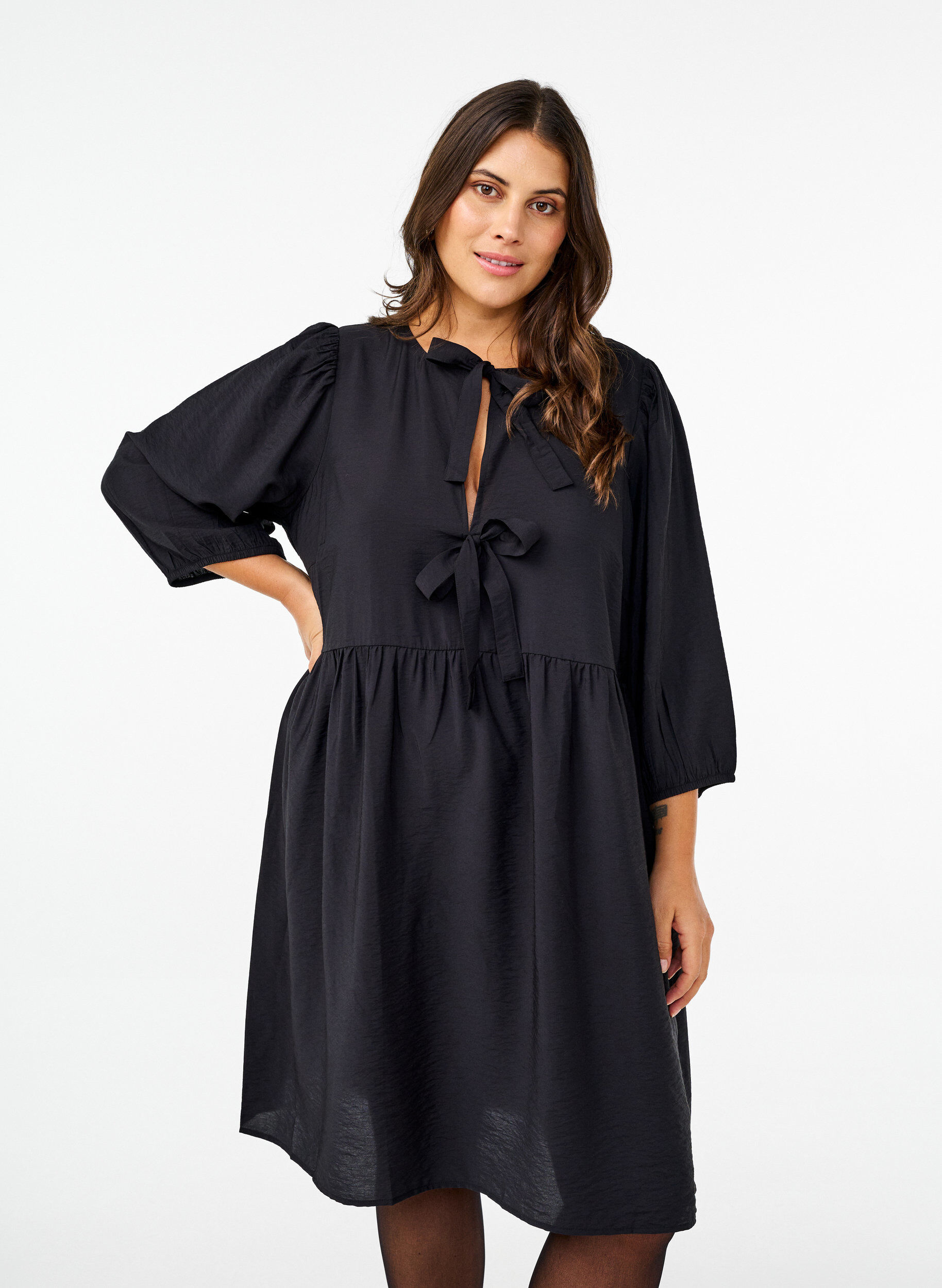Zizzi Kleid mit Schleifen und 3/4-&Auml;rmeln, Black, Model image number 0