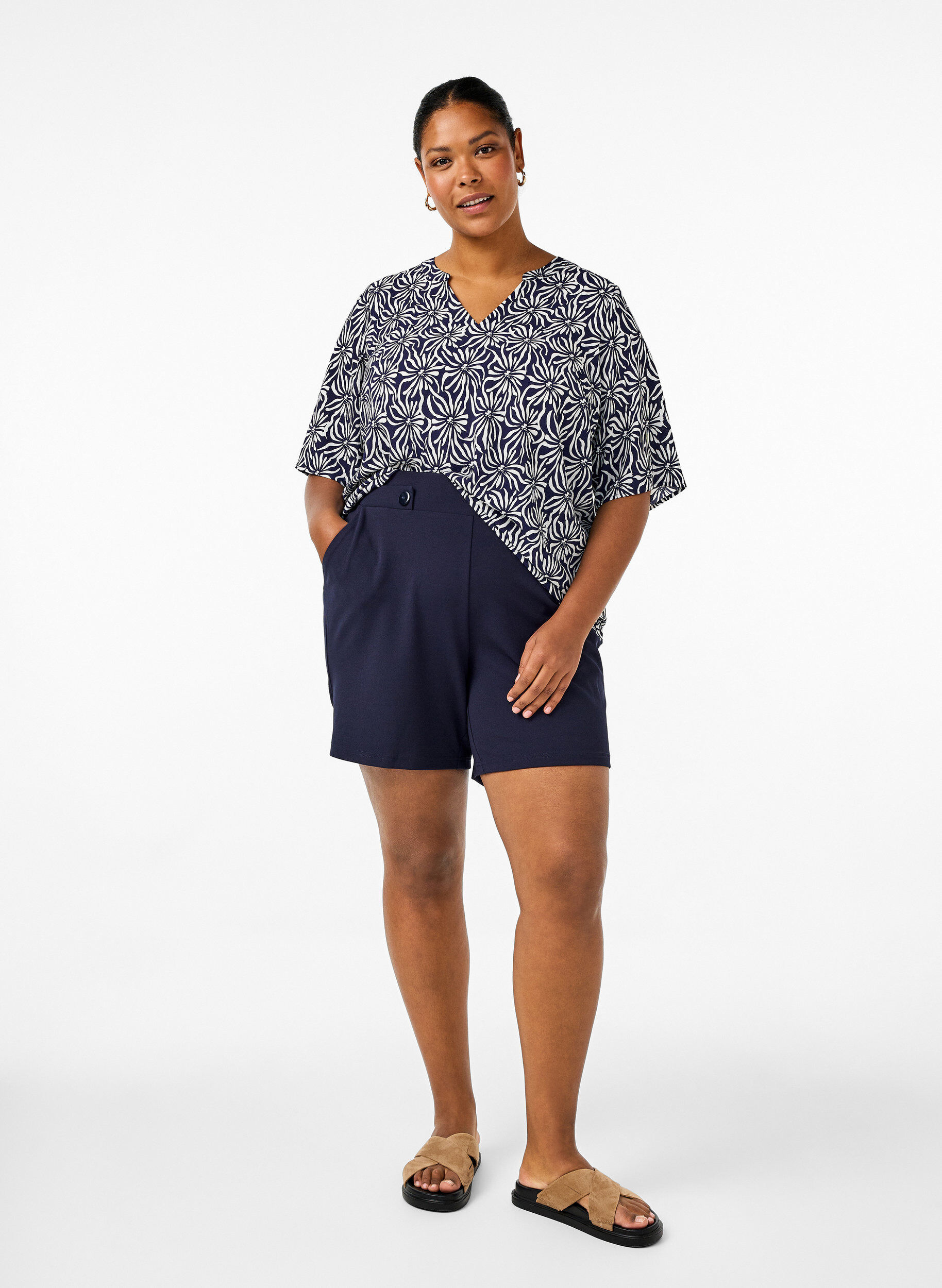 Zizzi Bluse mit V-Ausschnitt und Blumendruck, White Blue Flower, Model image number 2