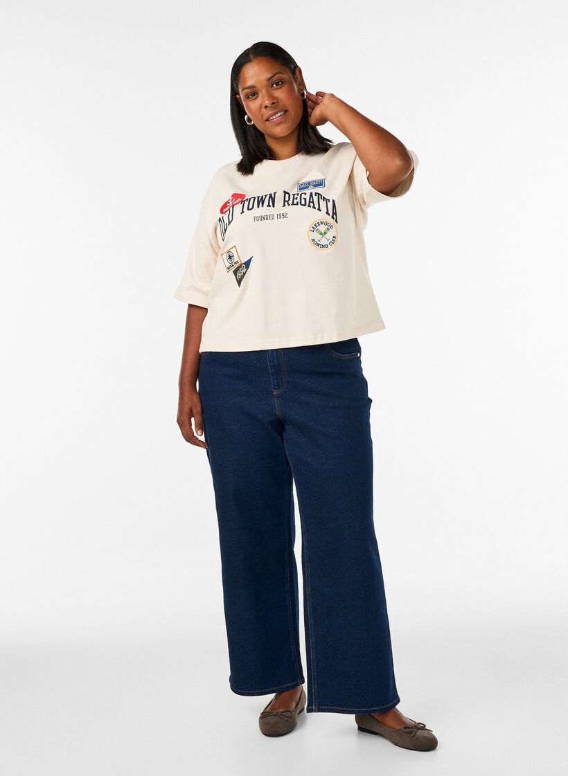 T-shirt avec texte imprim&eacute; et badges, Beige, Model image number 1