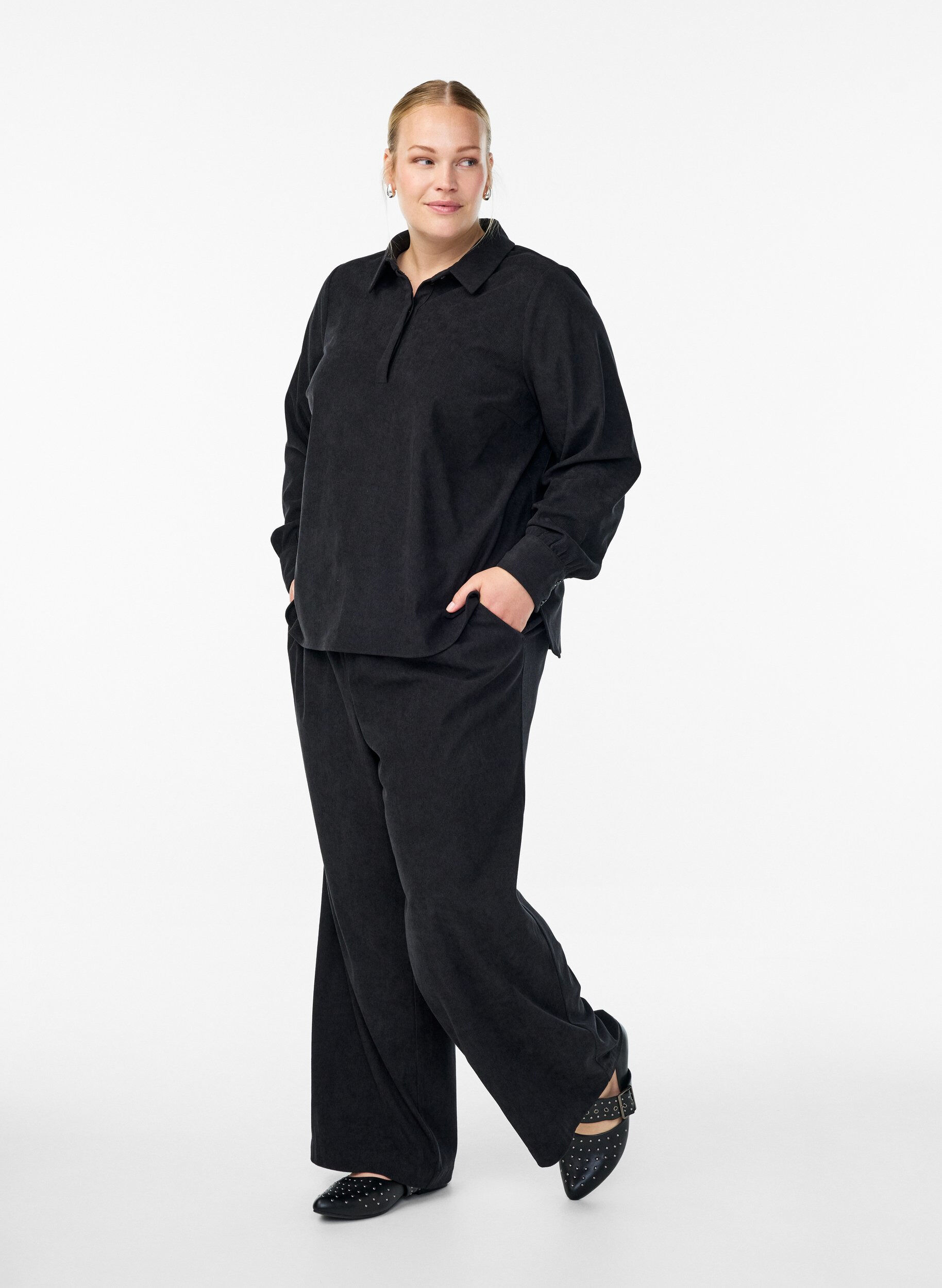 Zizzi Samthose aus Samt mit weitem Bein, Schwarz, Model image number 1