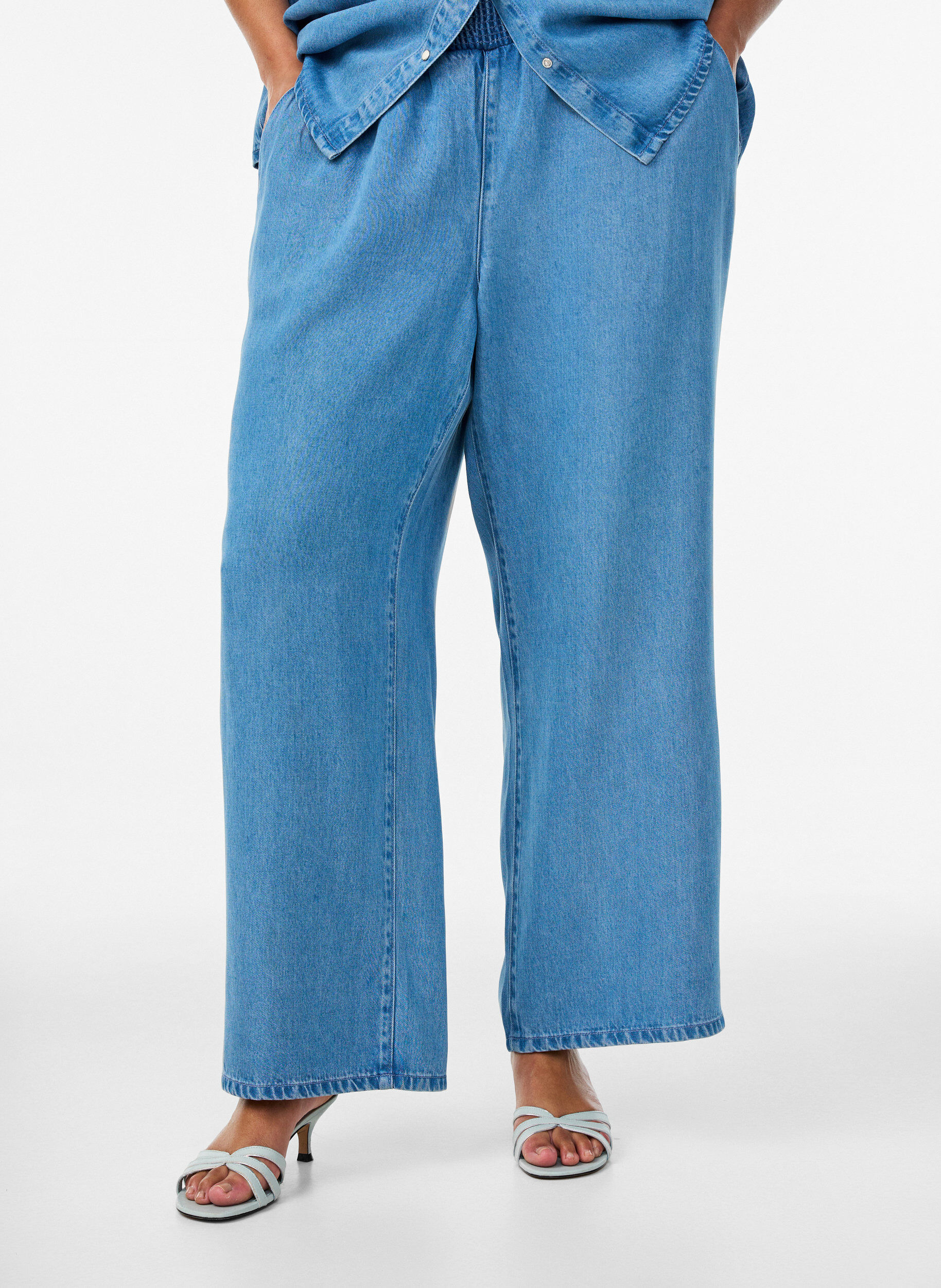 Zizzi Weite Lyocellhose in Denim-Optik, Blau, Model image number 2