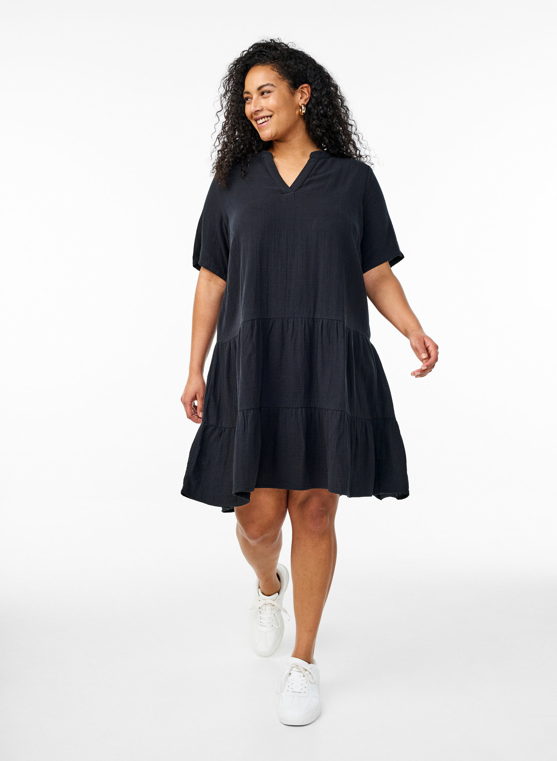 Zizzi Kurzes Kleid aus Baumwollmusselin mit Muster, Schwarz, Model image number 1