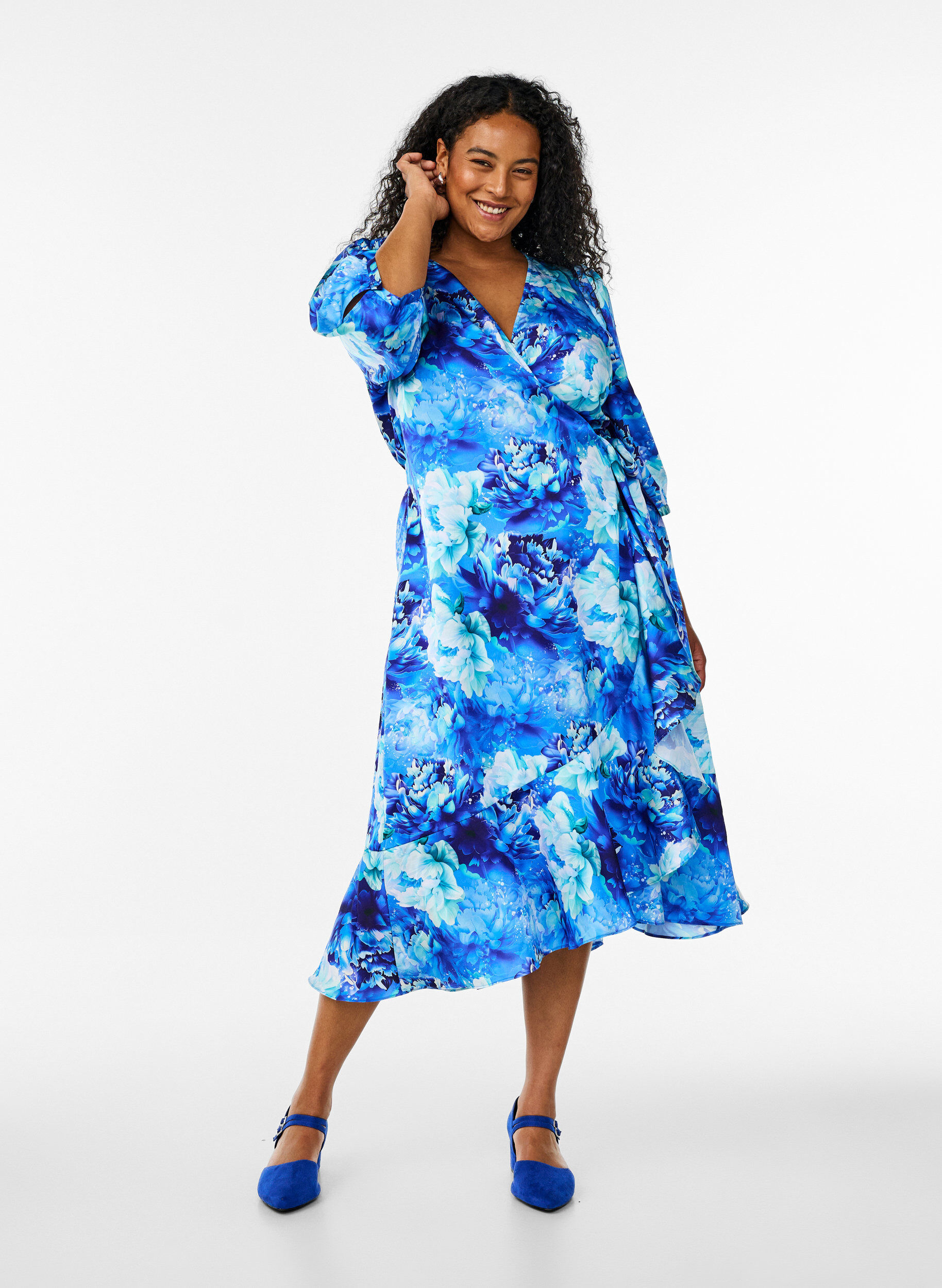 Zizzi Robe portefeuille &agrave; imprim&eacute; floral et manches 3/4, Bleu, Model image number 1