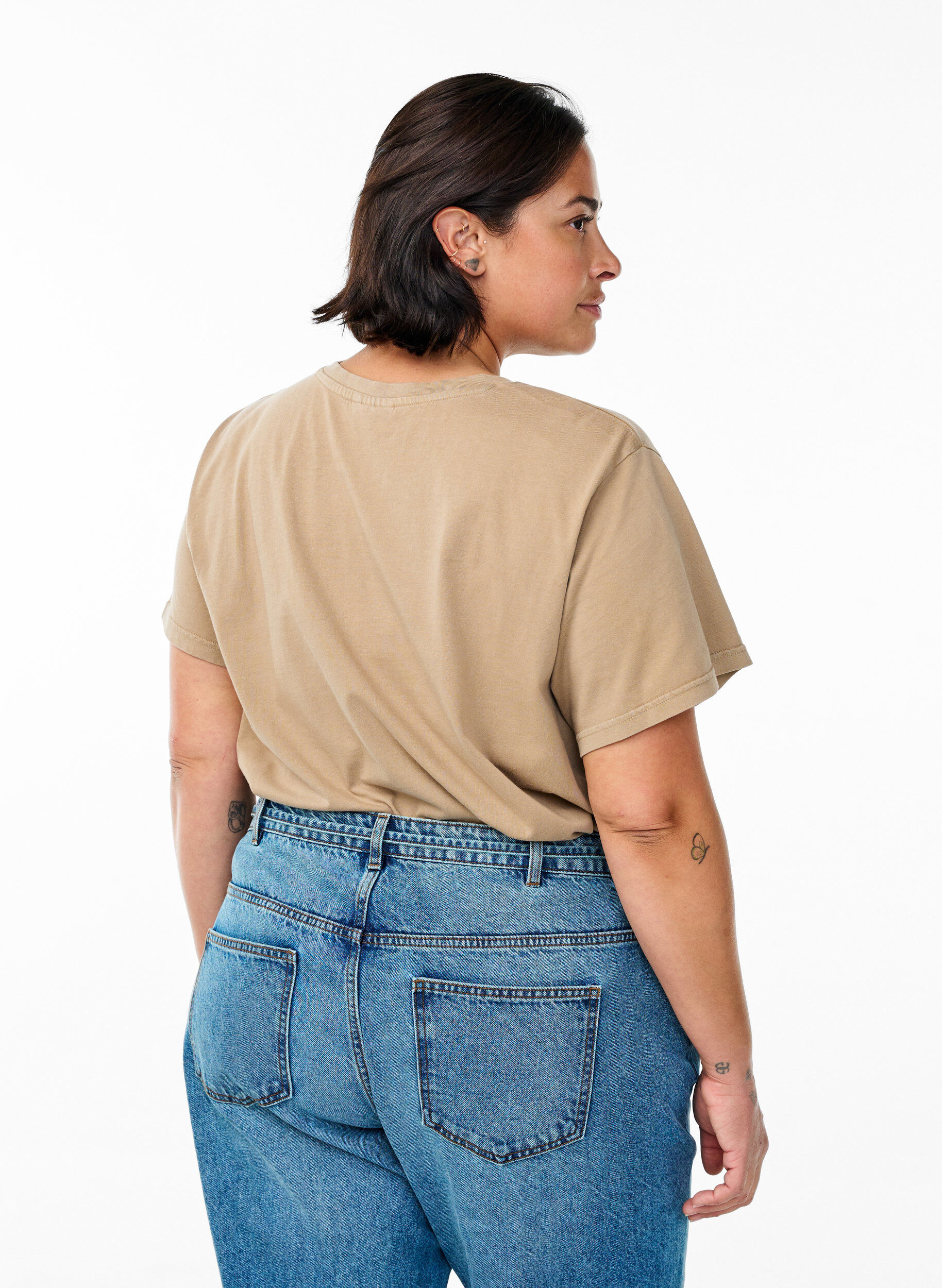 Zizzi T-Shirt aus Bio-Baumwolle mit Strass und Schmetterlingsmotiv, Braun, Model image number 2