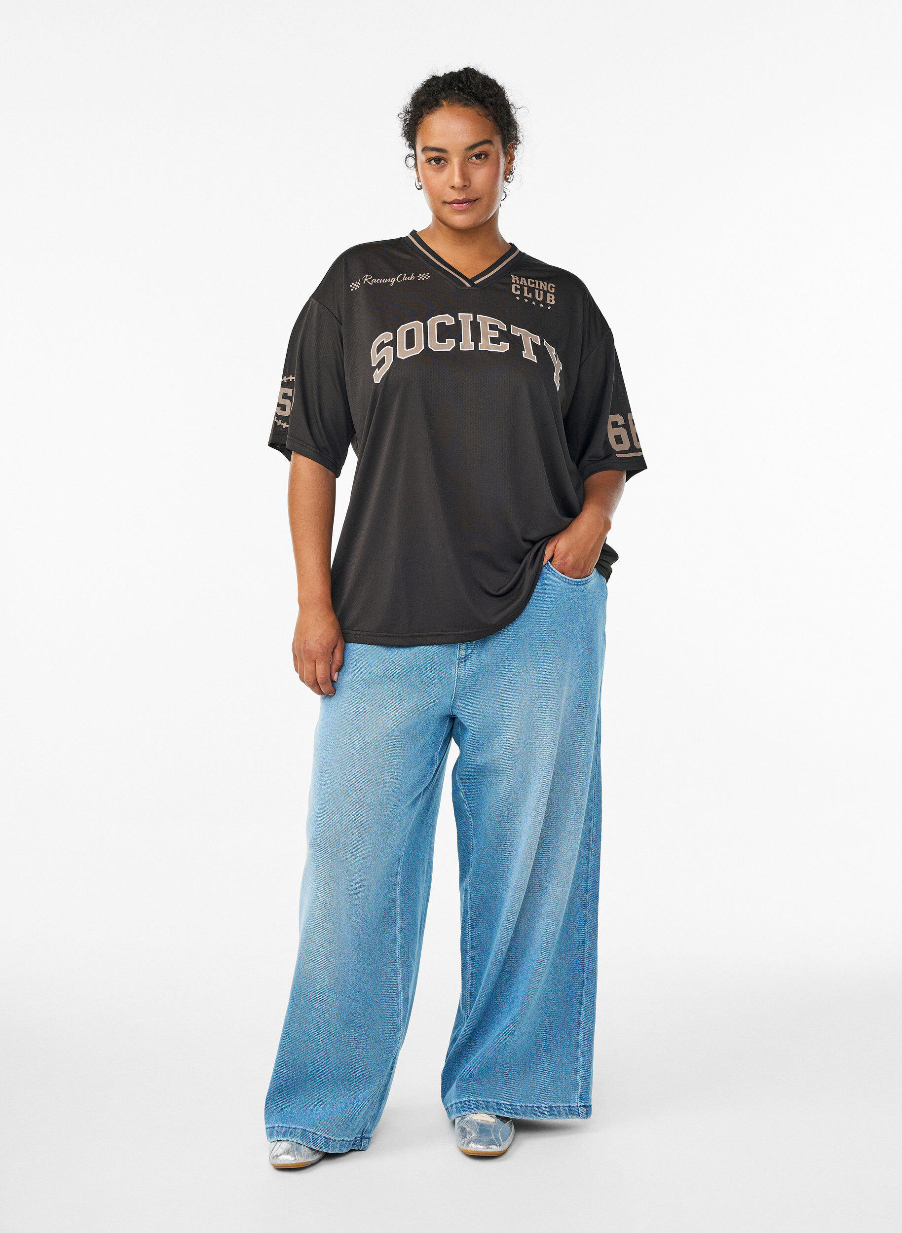 Zizzi Sportliches T-Shirt mit V-Ausschnitt und Racing-Print, Schwarz, Model image number 1