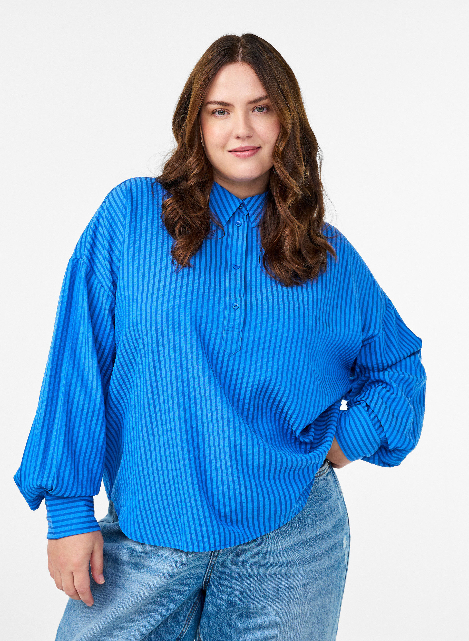 Gestreifte Bluse mit Knopfdetail am R&uuml;cken, Blau, Model