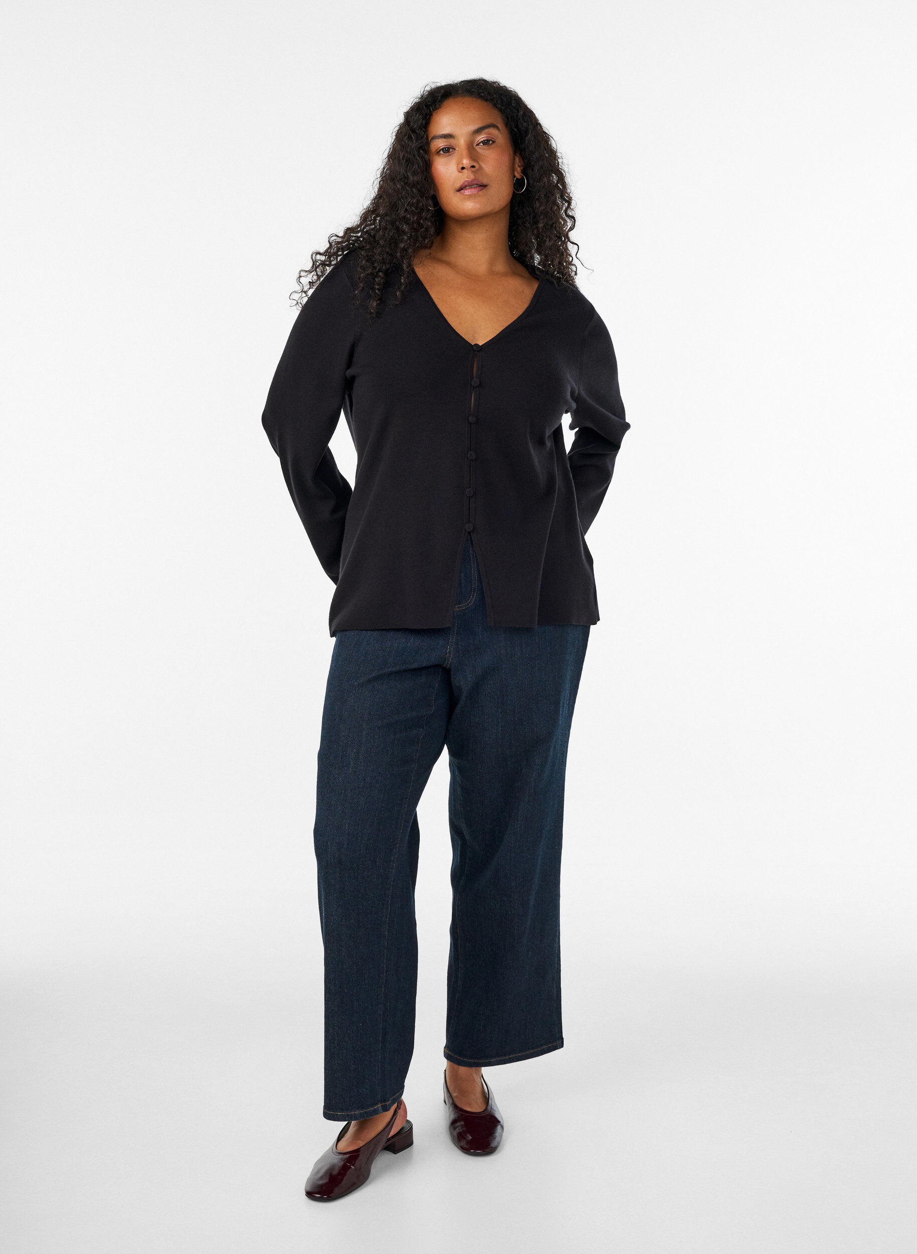 ZizziStrickjacke aus Feinstrick mit stoffbezogenen Kn&ouml;pfen, Schwarz, Model image number 1