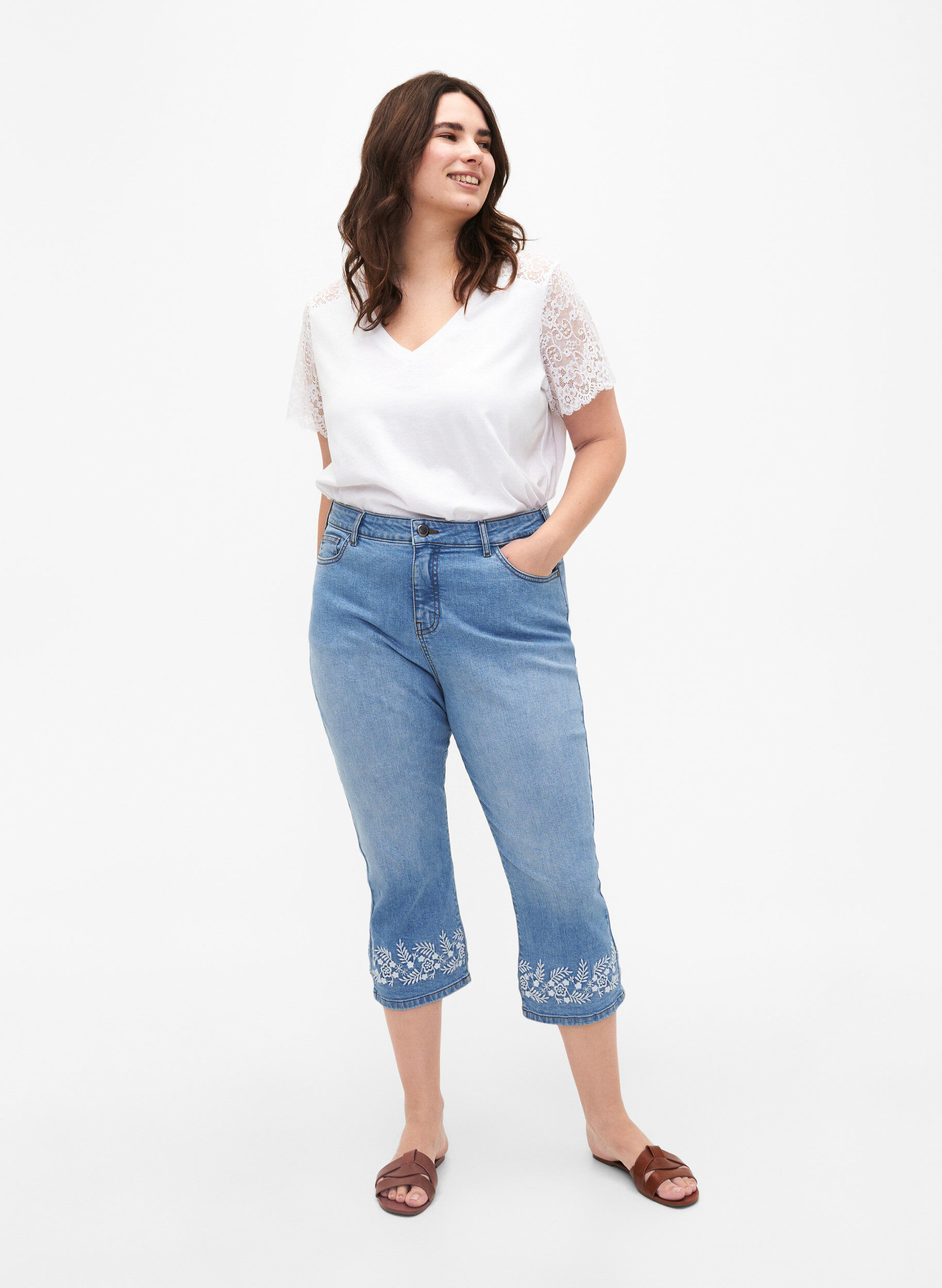 Zizzi  Amy Capri-Hosen mit hoher Taille und Stickerei, Light blue denim, Model image number 0