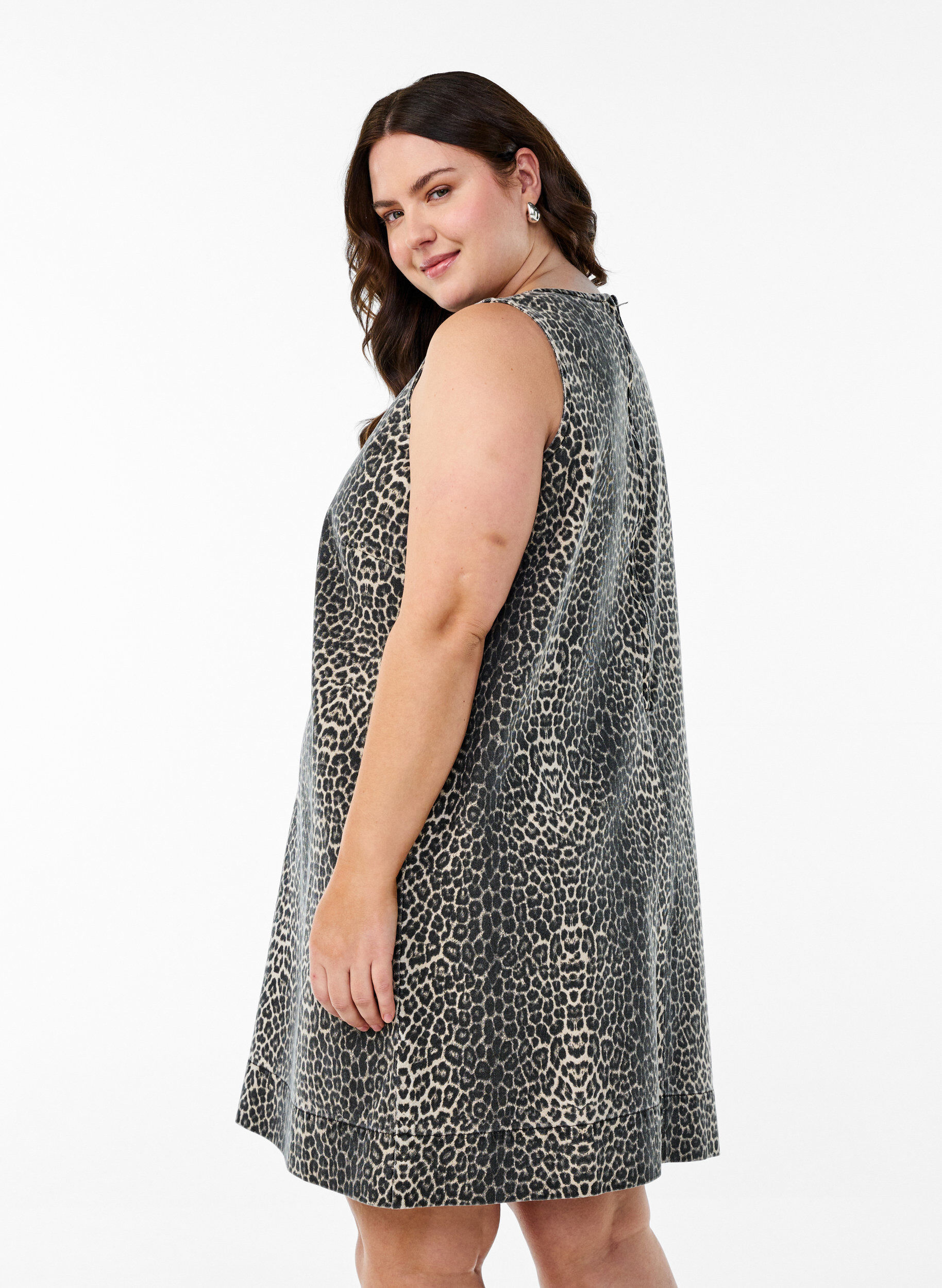 Zizzi Kurzes &auml;rmelloses Jeanskleid mit Leopardenmuster, Braun, Model image number 2