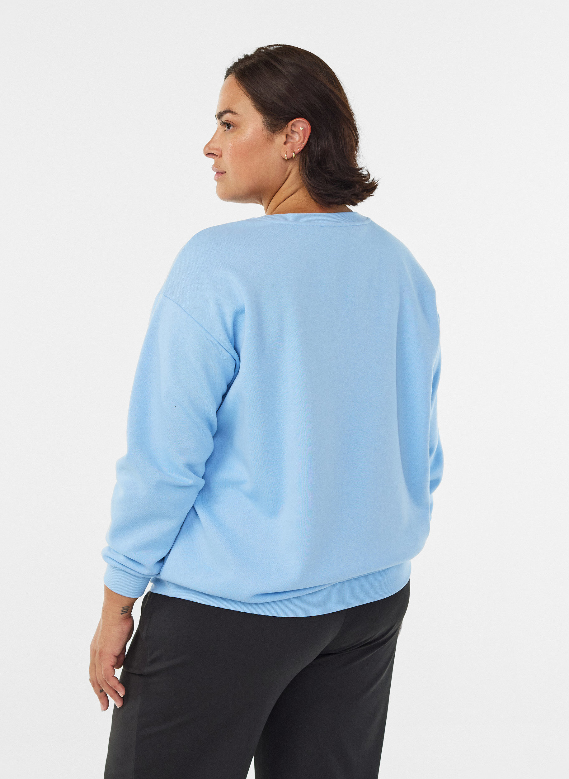 Zizzi Sweatshirt mit Frottee-Logo, Blau, Model image number 2