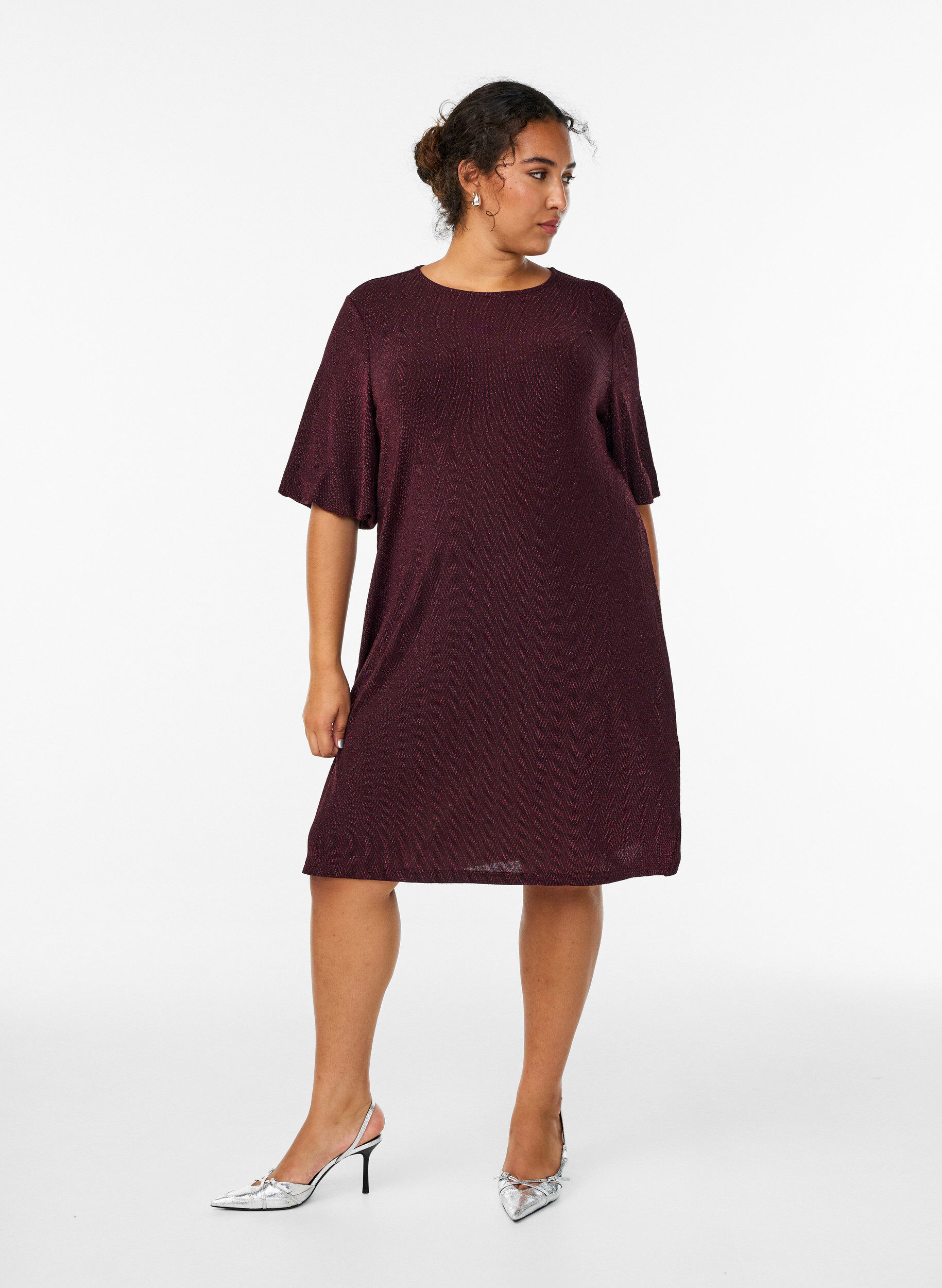 Zizzi Kurzes Kleid mit einem Glitzermuster, Dunkles Bordeaux, Model image number 1