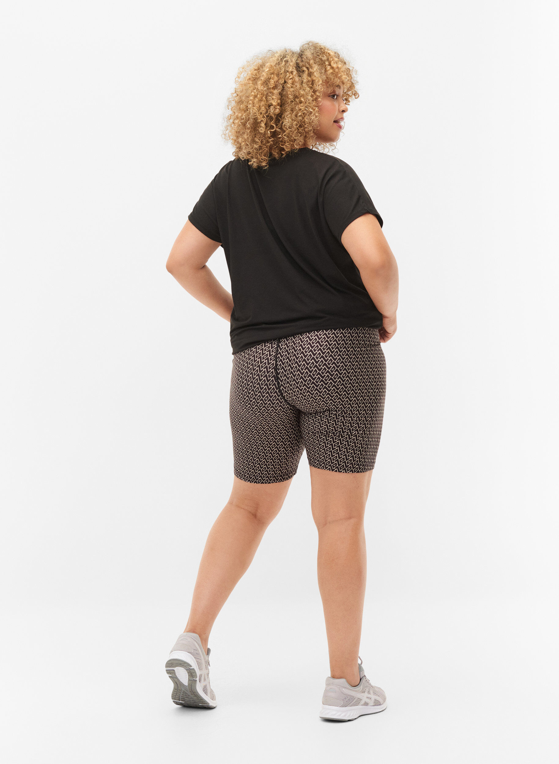 Zizzi Trainingsshorts mit Print, Black w. Text Print, Model image number 1