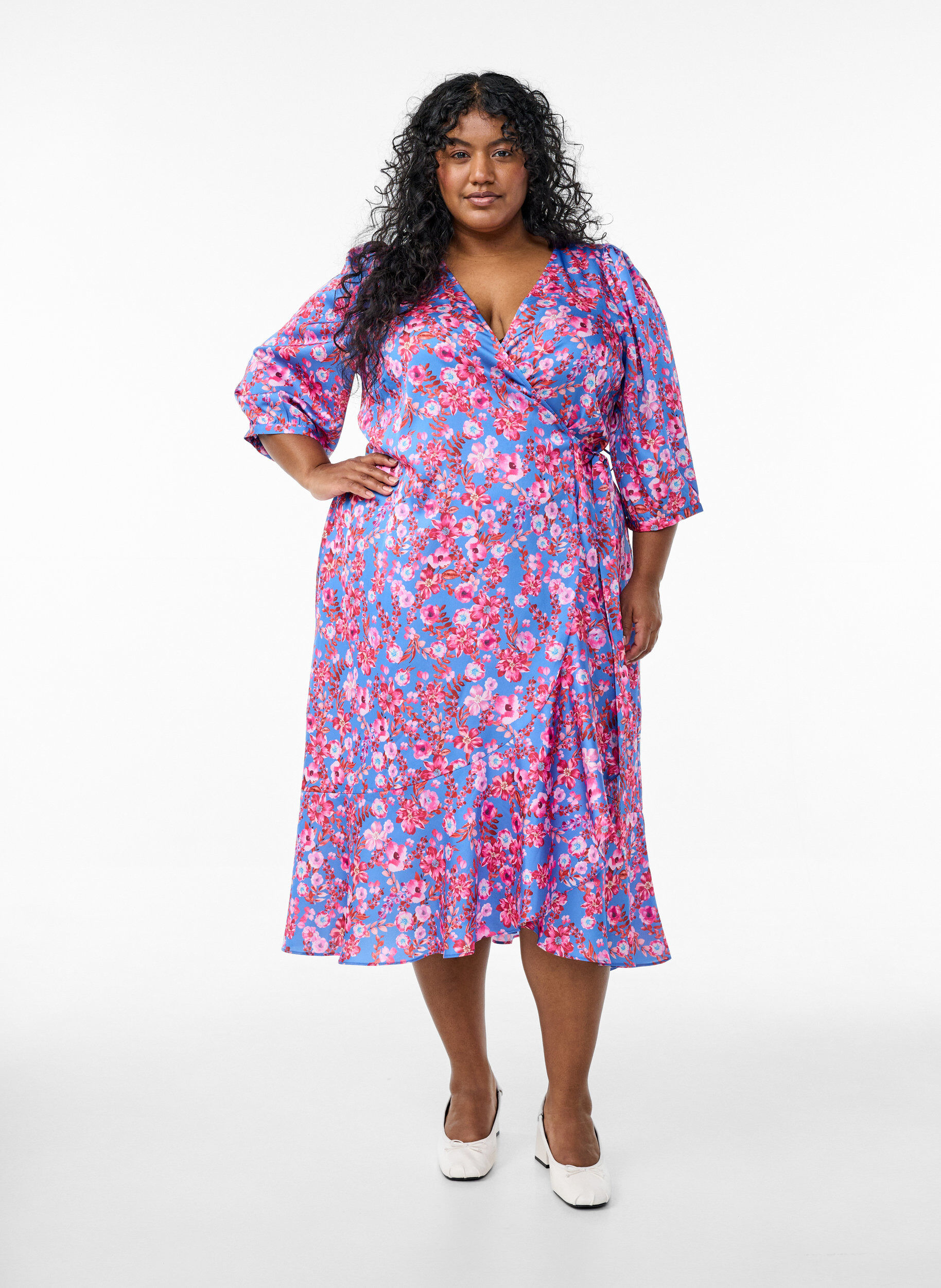 Zizzi Robe portefeuille &agrave; imprim&eacute; floral et manches 3/4, Bleu, Model image number 0